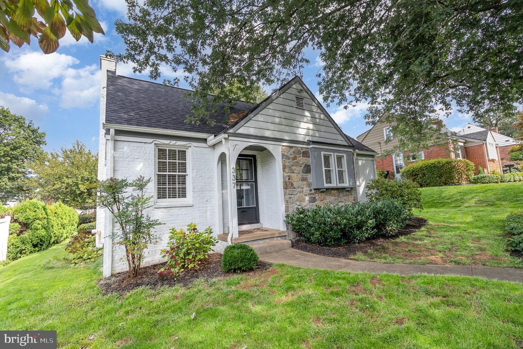 Photo of 337 Abbeyville Road, Lancaster, PA 17603 (MLS # PALA2041324)