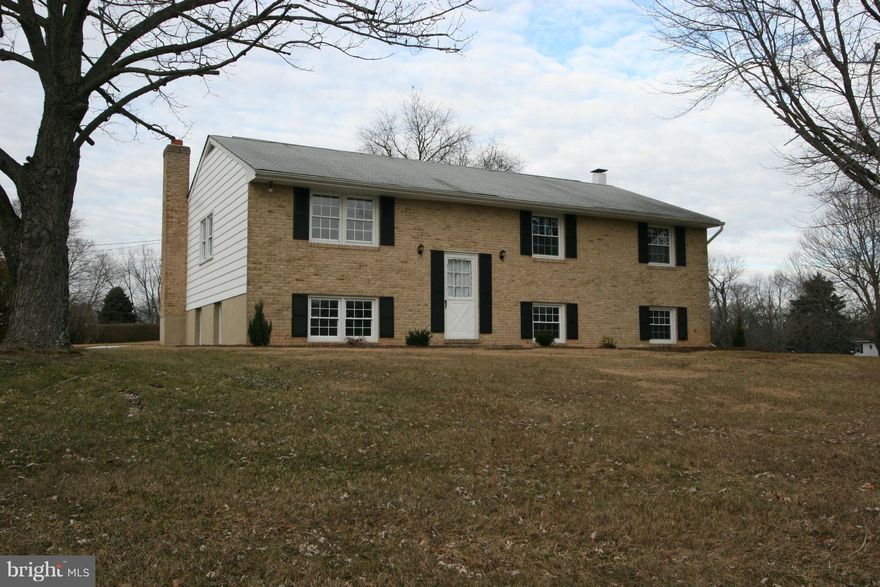 Great Location & in Like New Condition ... gleaming hardwood floors, freshly painted, new carpeting, brand new cherry kitchen cabinets with granite counter tops plus brand new appliances!!!  Large family room with a stone front wood burning fireplace.  Updated Bath rooms.   Large corner lot with an over sized front yard and back yard.  Top Notch Schools!!!! Super convenient location w/ easy access