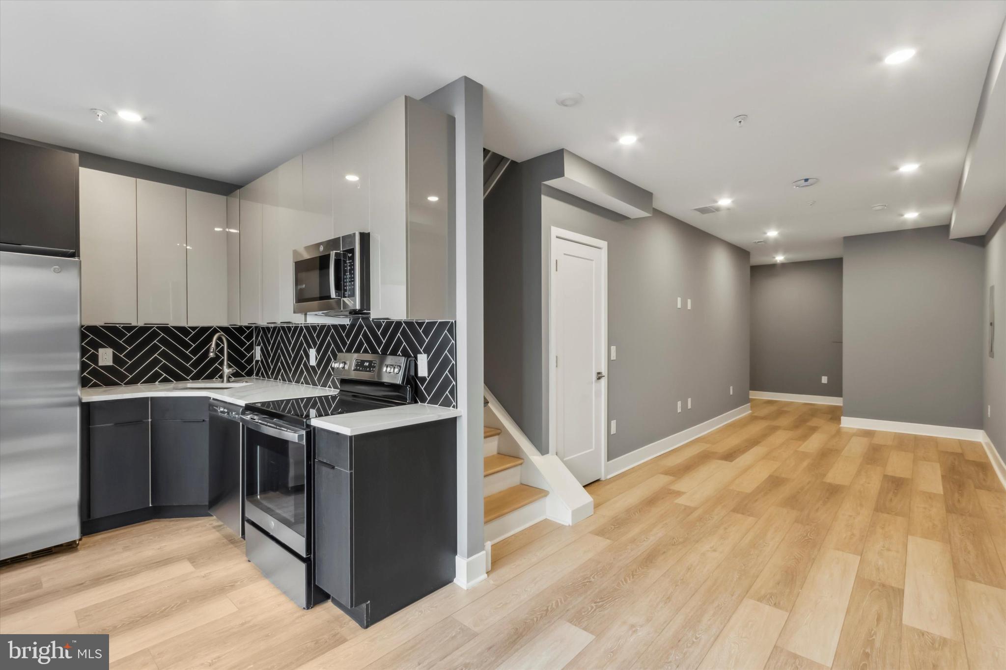 1615 POPLAR STREET 3