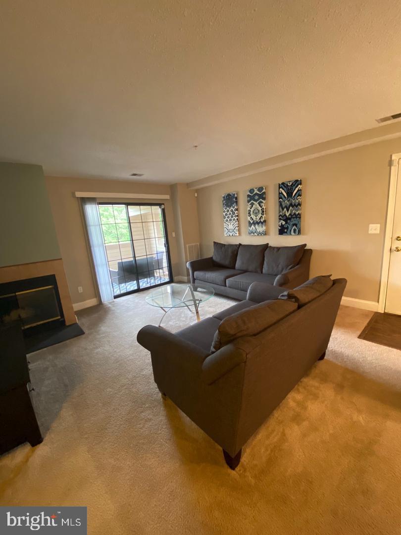 VICTORIA CROSSINGS AT MANCHESTER LAKES - Residential Lease