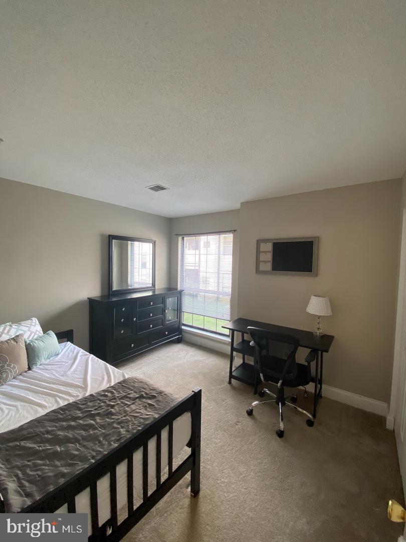 VICTORIA CROSSINGS AT MANCHESTER LAKES - Residential Lease