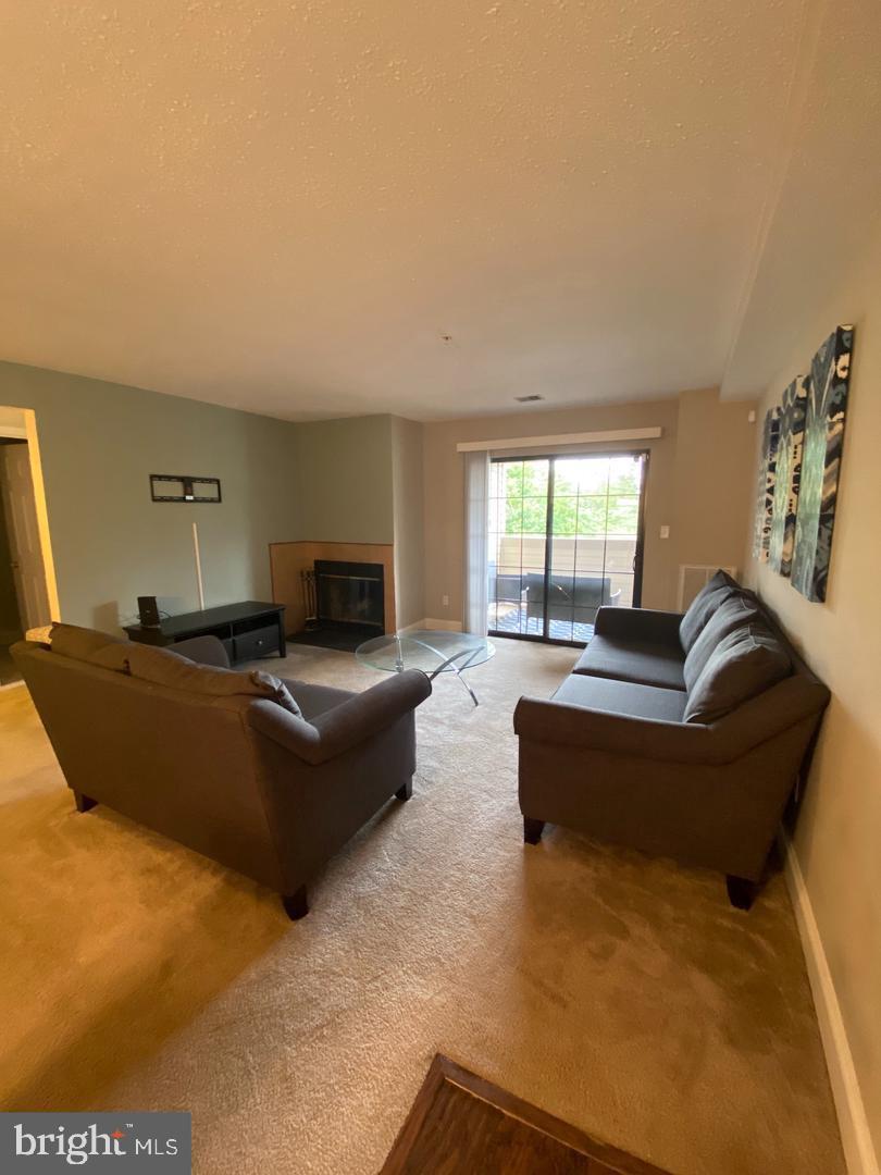 VICTORIA CROSSINGS AT MANCHESTER LAKES - Residential Lease