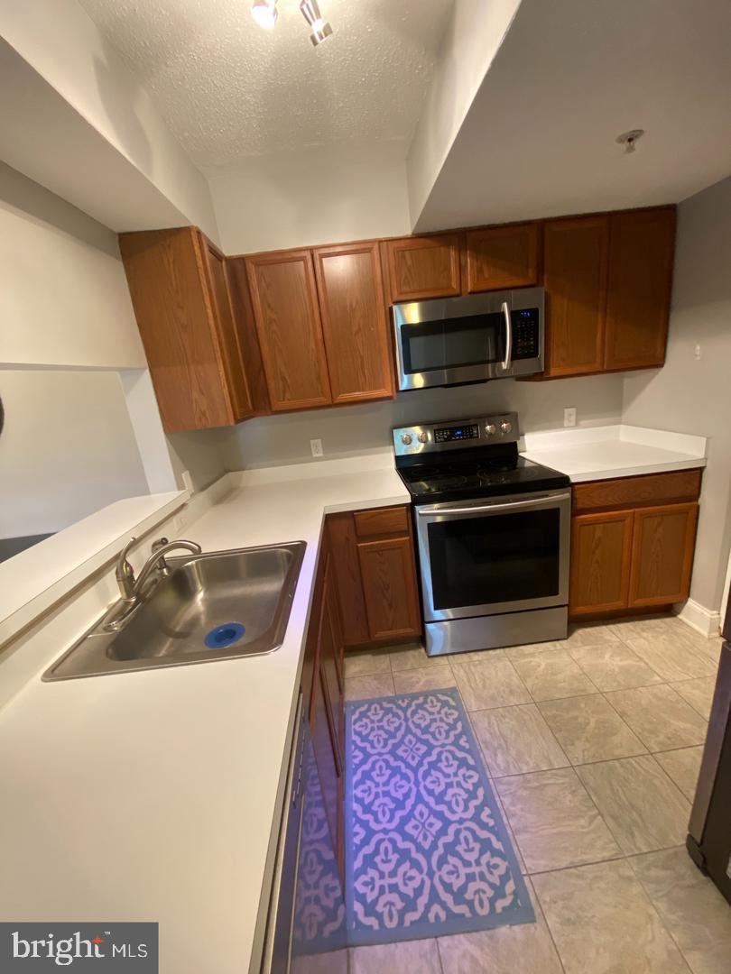 VICTORIA CROSSINGS AT MANCHESTER LAKES - Residential Lease