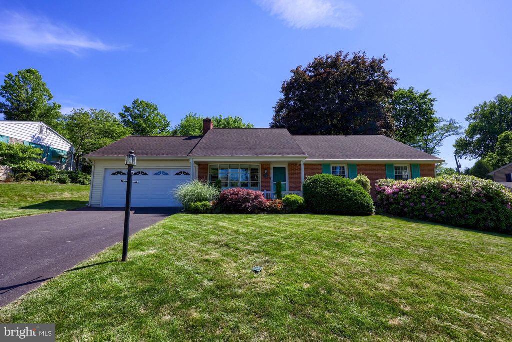 Photo of 1520 Springside Dr, Lancaster, PA 17603 (MLS # PALA2053340)