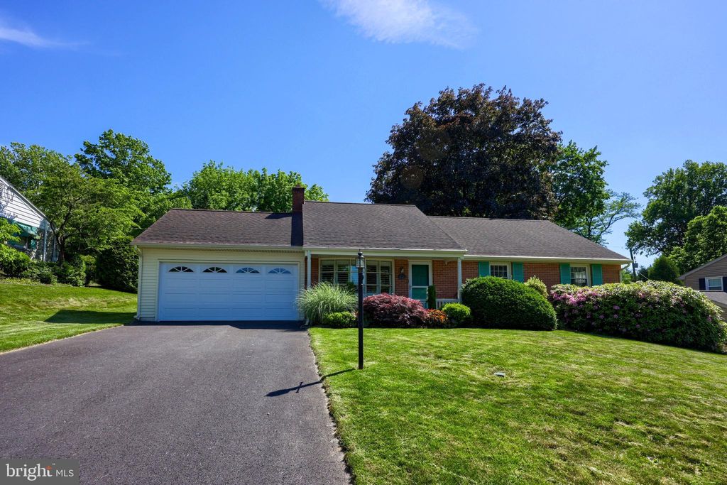 Photo of 1520 Springside Dr, Lancaster, PA 17603 (MLS # PALA2053340)