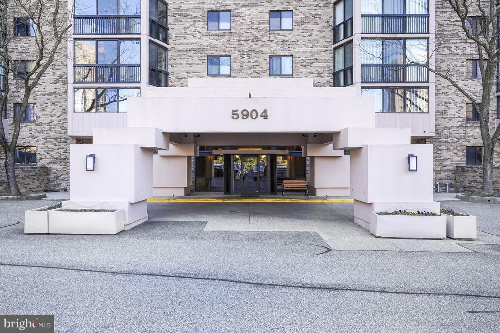 Photo of 5904 Mount Eagle Dr #107, ALEXANDRIA, VA 22303 (MLS # VAFX2348456)