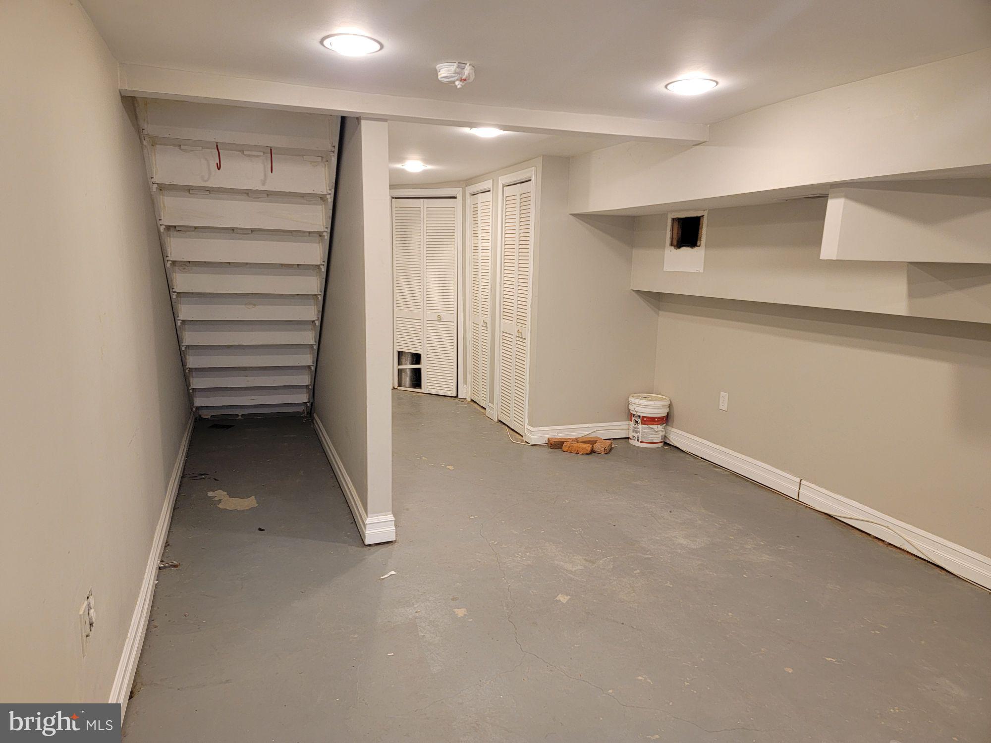 HOLLINS MARKET - Residential