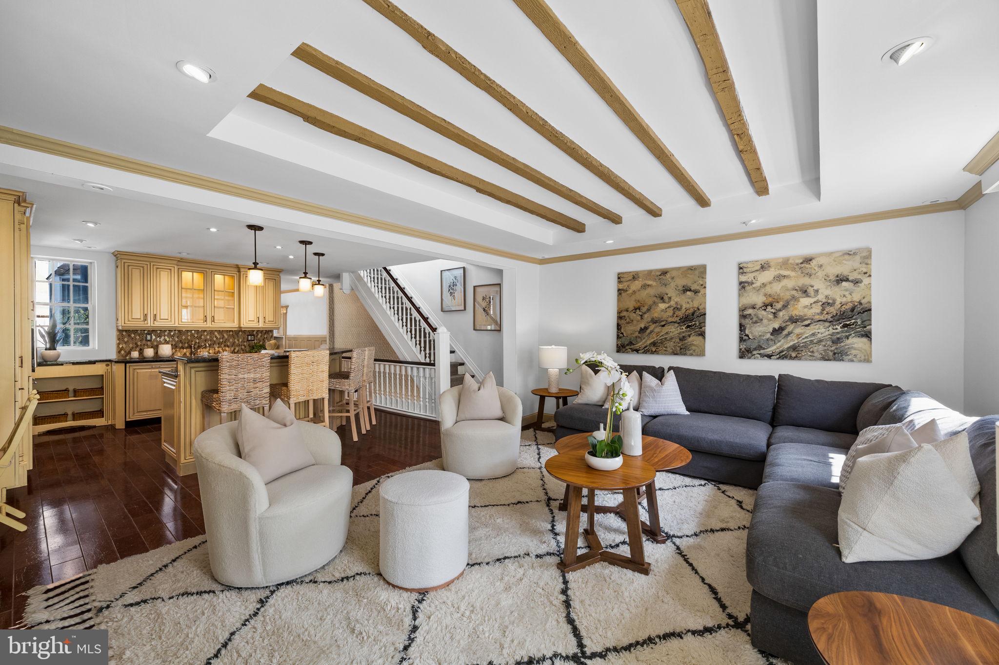 QUEEN VILLAGE - Residential