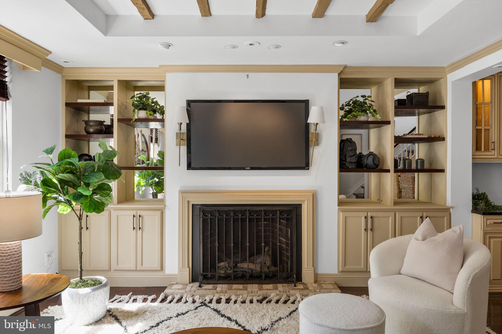 QUEEN VILLAGE - Residential