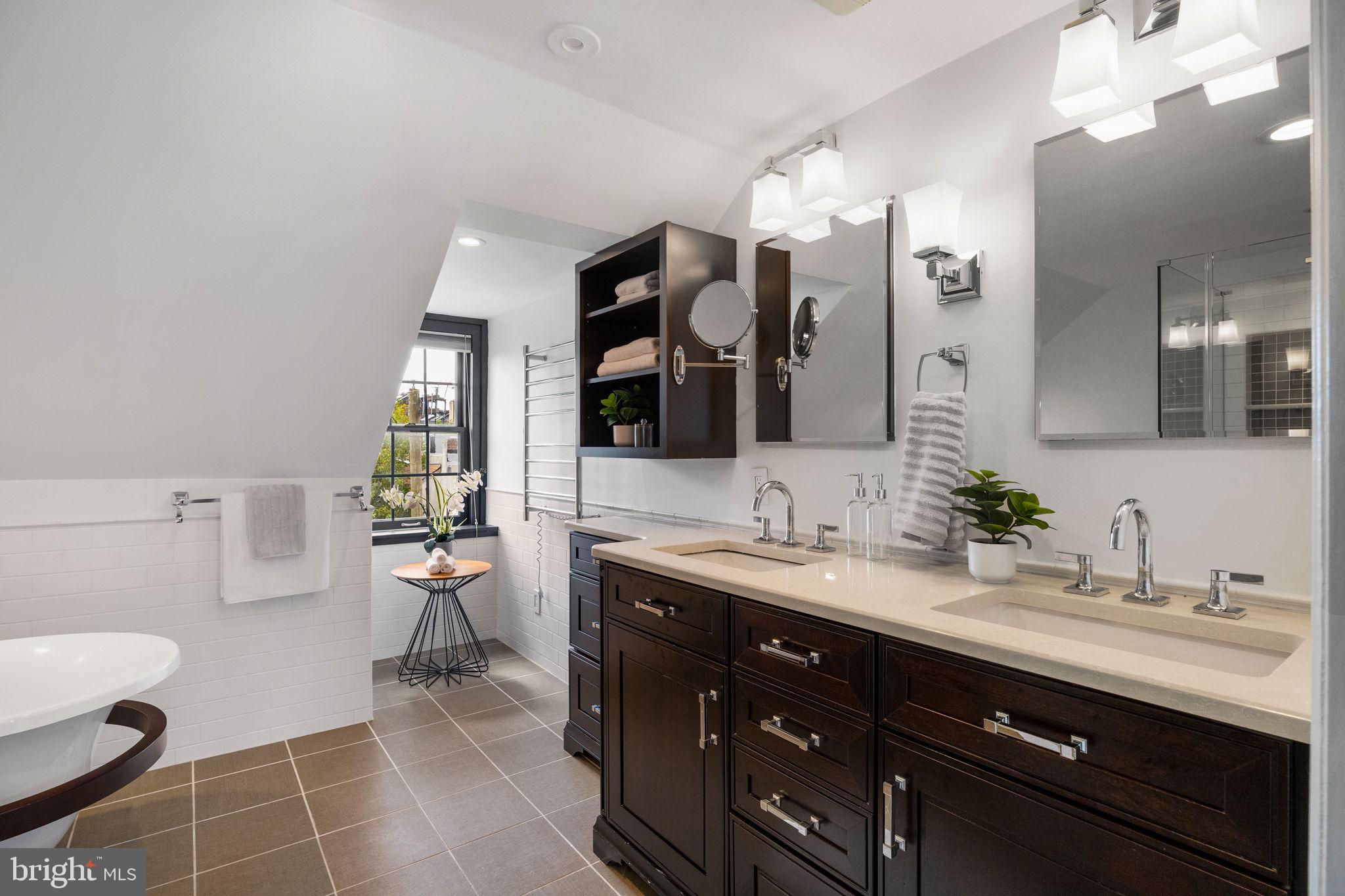 QUEEN VILLAGE - Residential