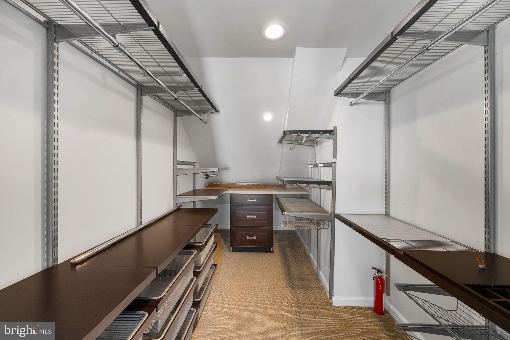 QUEEN VILLAGE - Residential