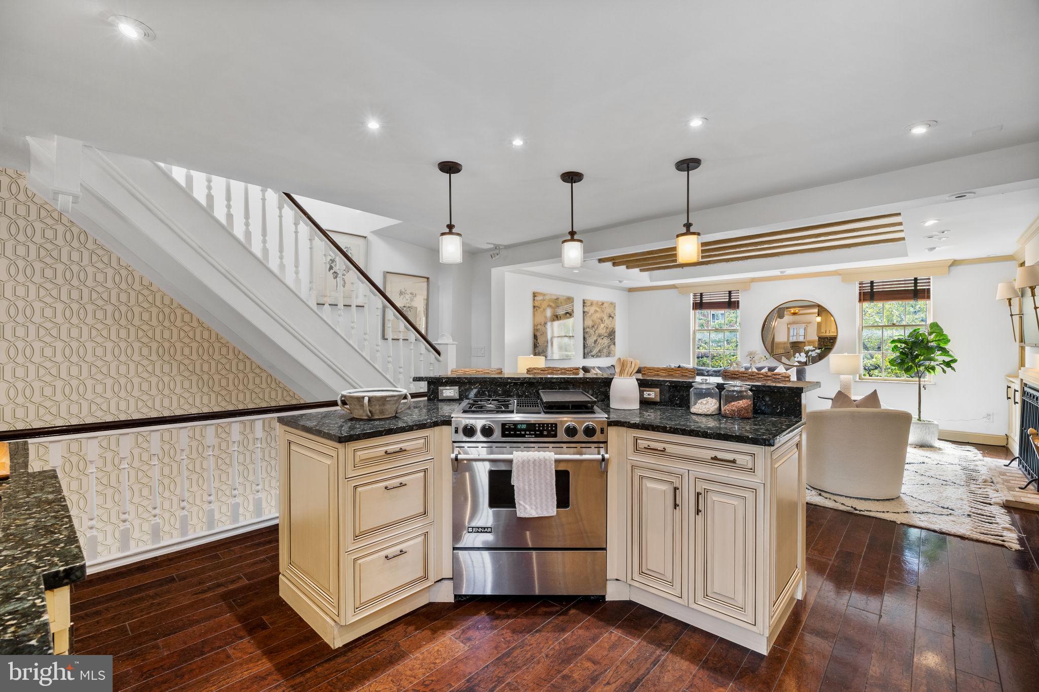 QUEEN VILLAGE - Residential