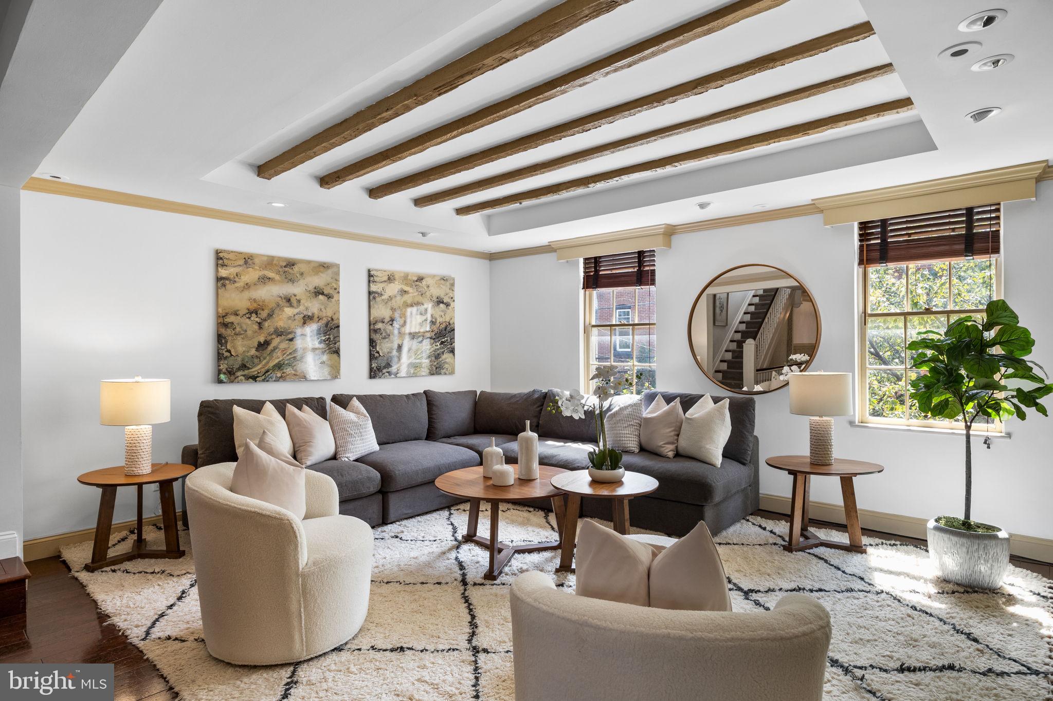 QUEEN VILLAGE - Residential