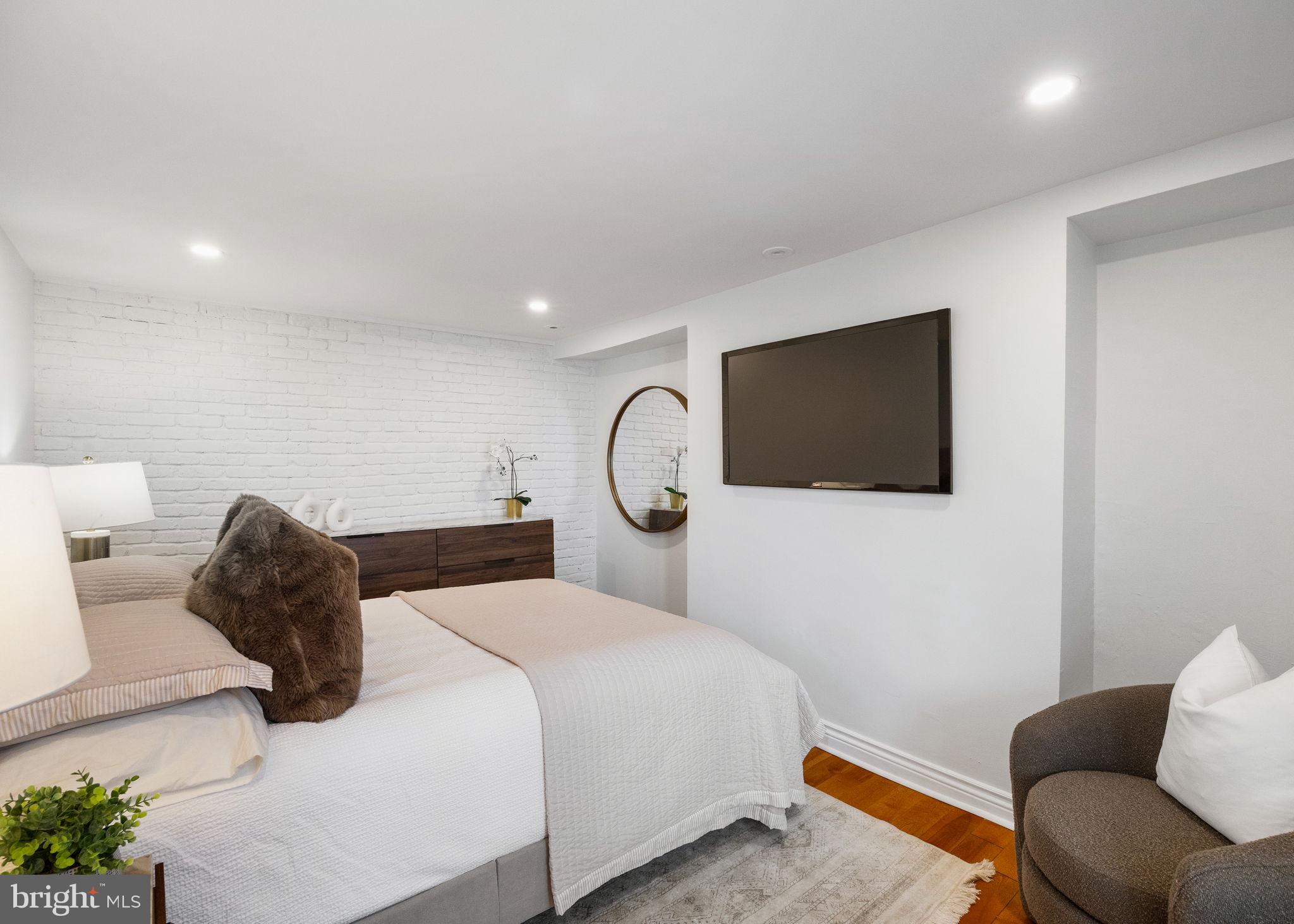 QUEEN VILLAGE - Residential