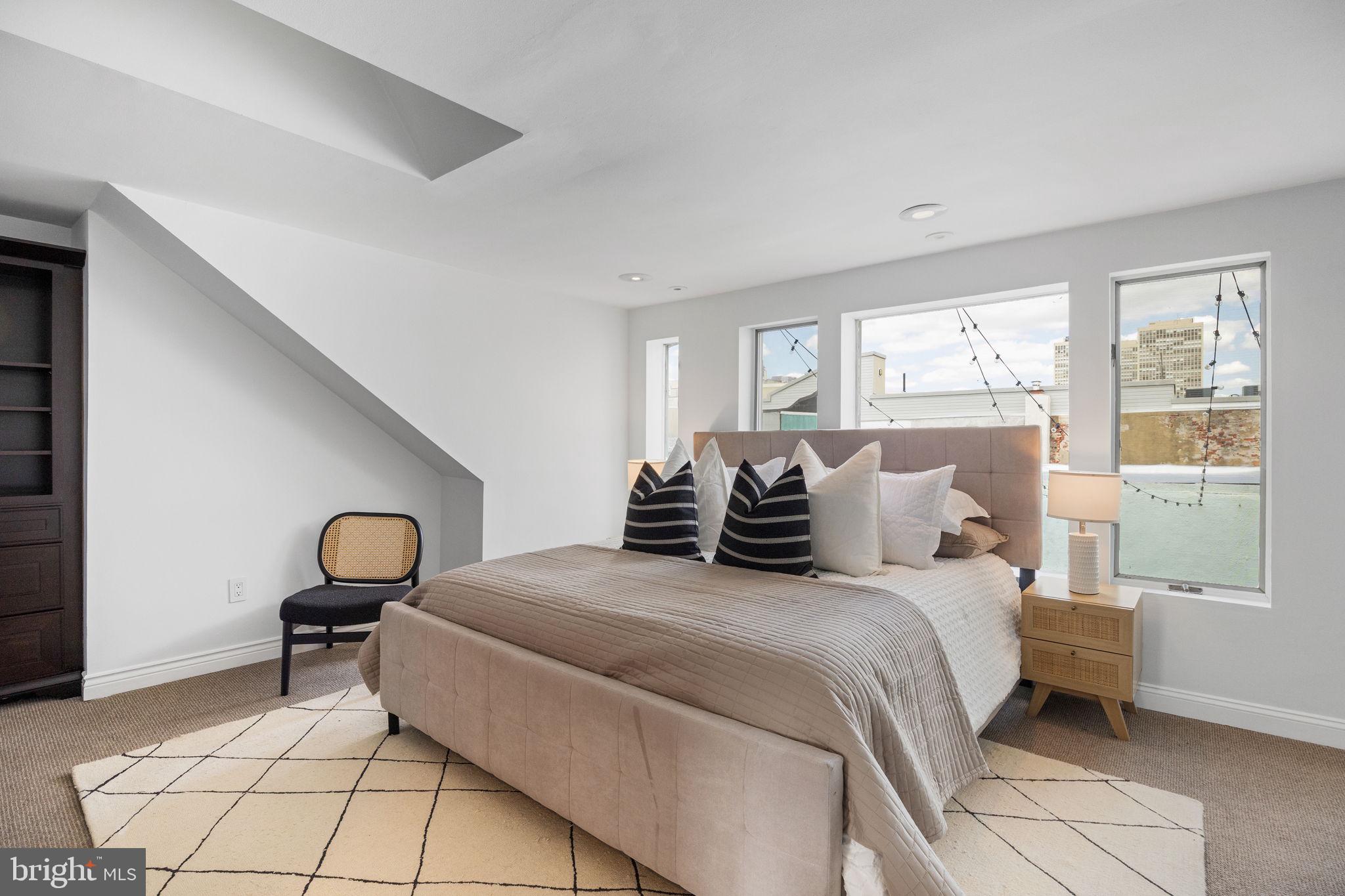 QUEEN VILLAGE - Residential