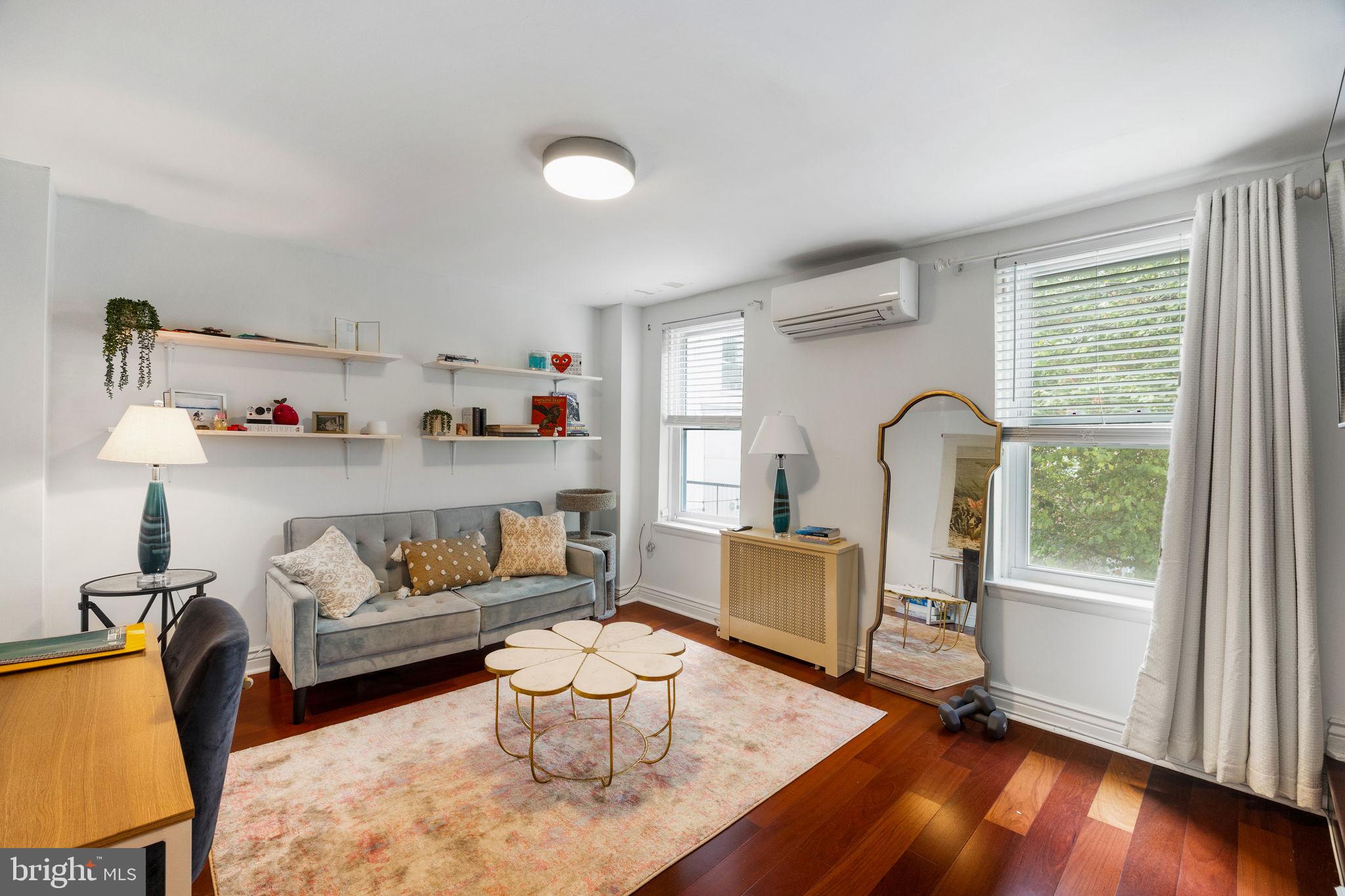 QUEEN VILLAGE - Residential