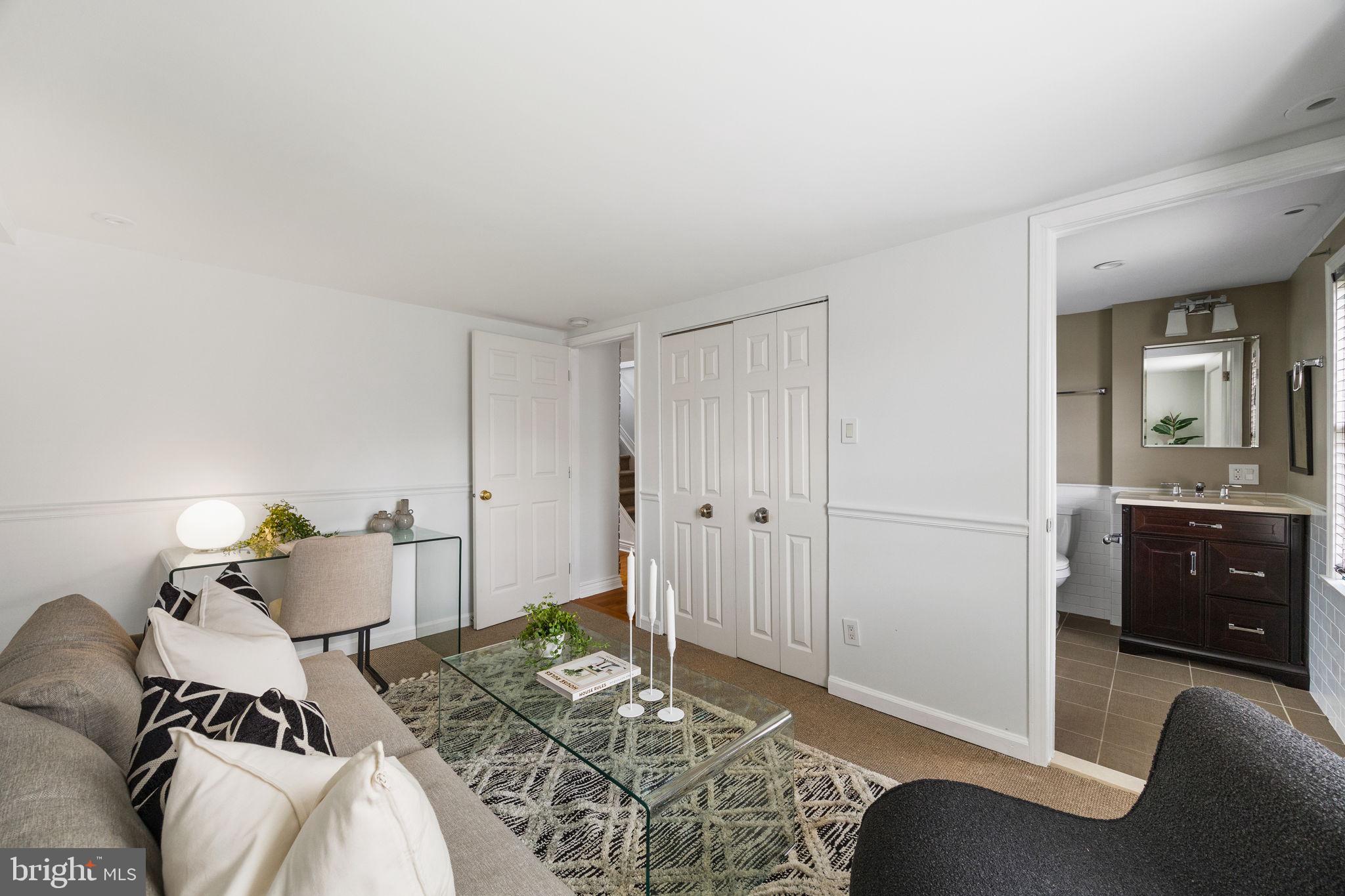 QUEEN VILLAGE - Residential