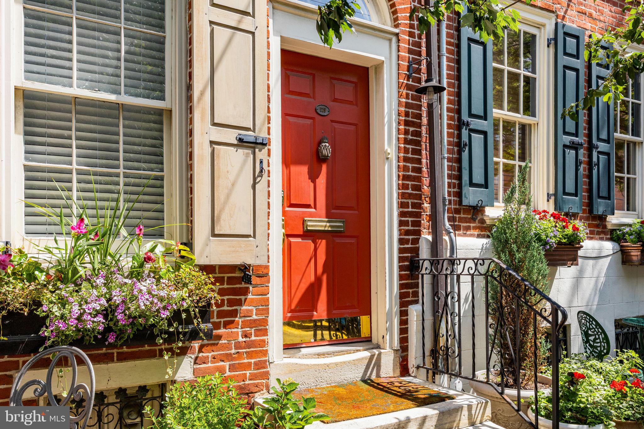 QUEEN VILLAGE - Residential