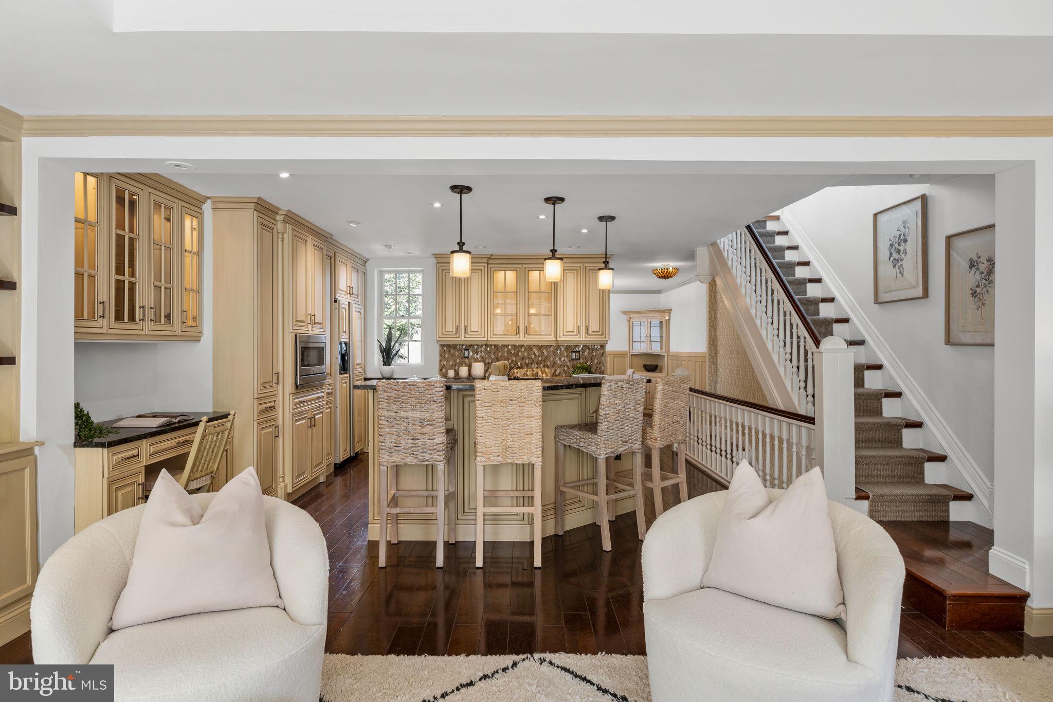 QUEEN VILLAGE - Residential