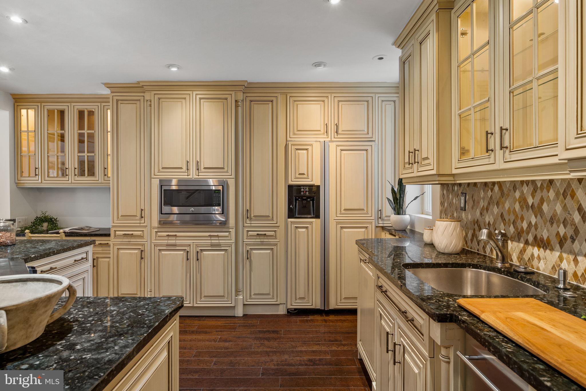 QUEEN VILLAGE - Residential