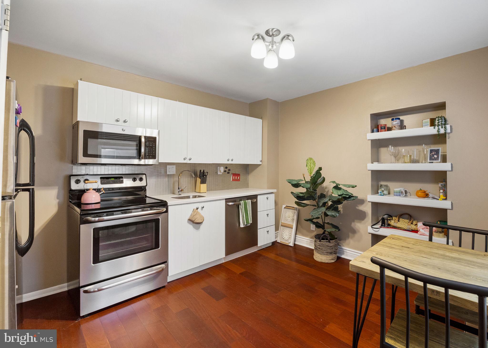 QUEEN VILLAGE - Residential