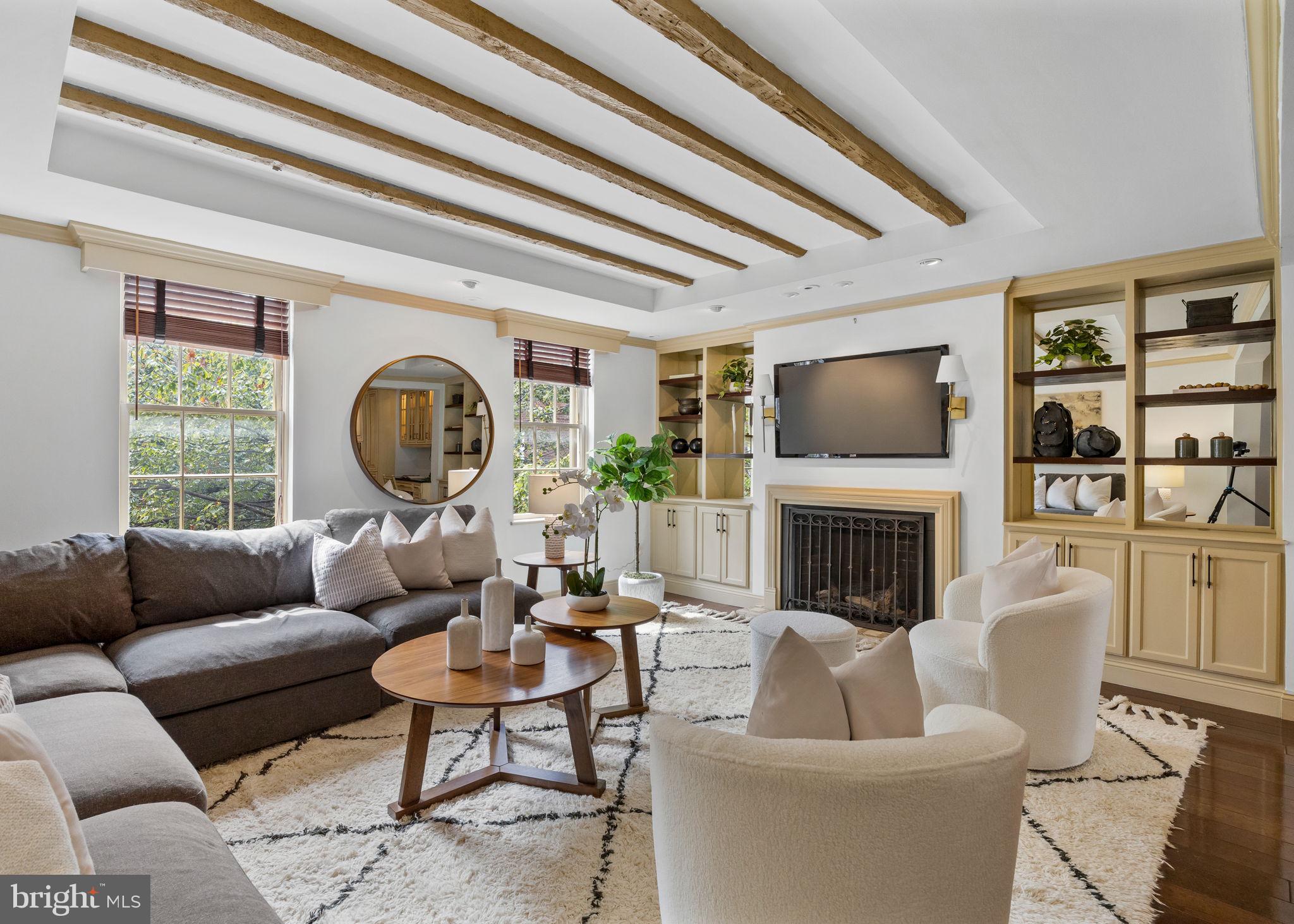 QUEEN VILLAGE - Residential