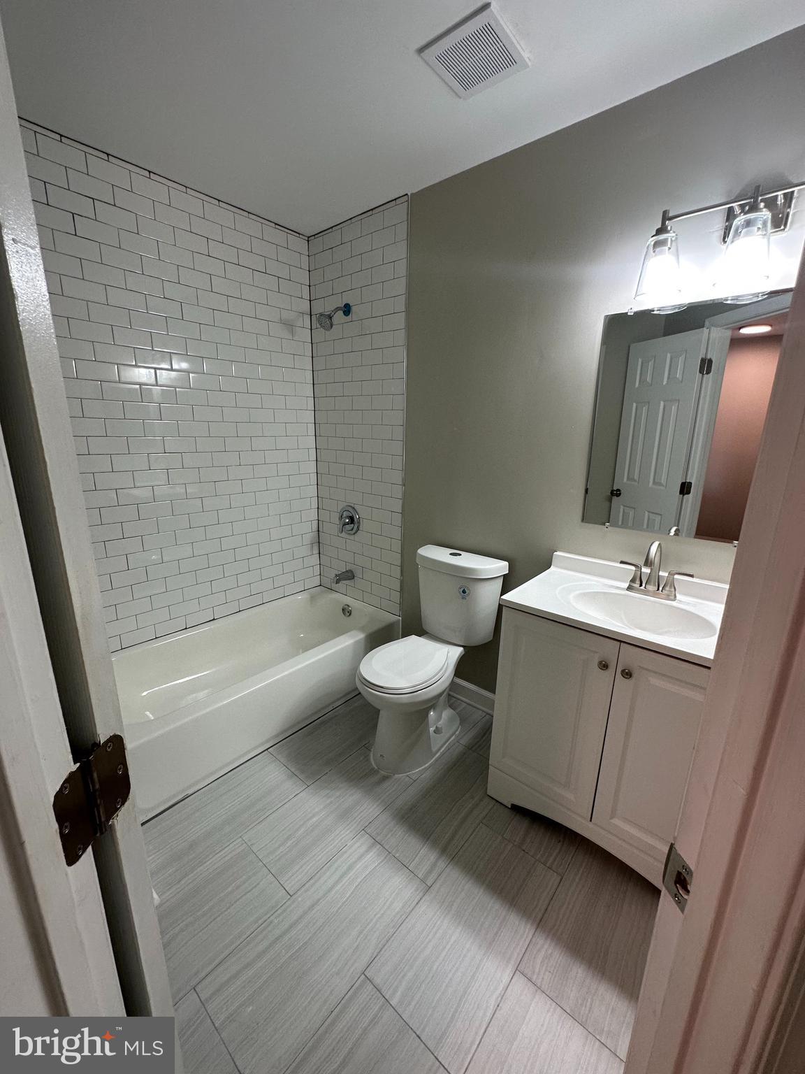 ADDISON WOODS - Residential Lease