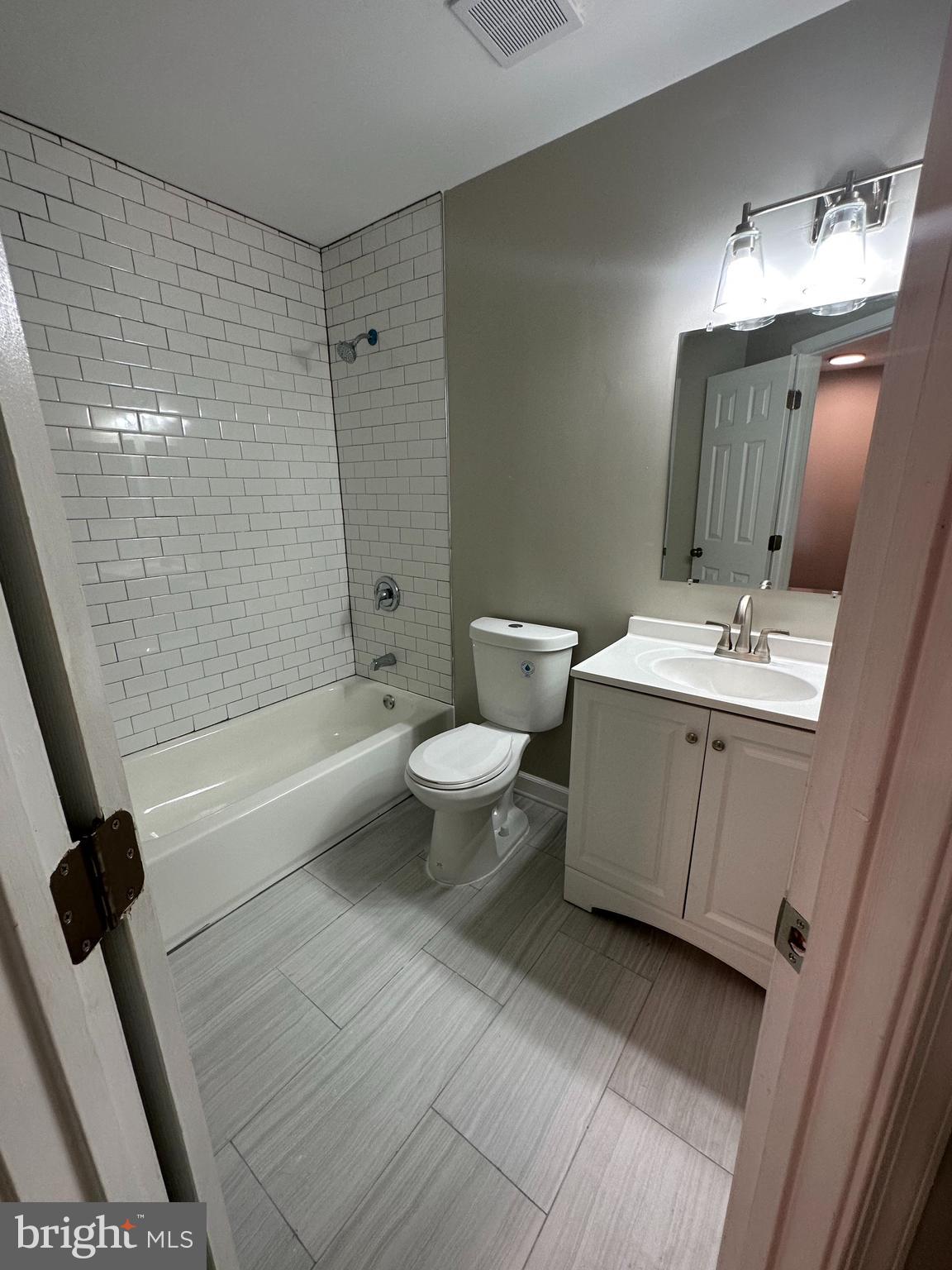 ADDISON WOODS - Residential Lease