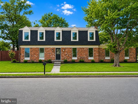 Photo of 401 Crestwood St SW, LEESBURG, VA 20175 (MLS # VALO2131952)