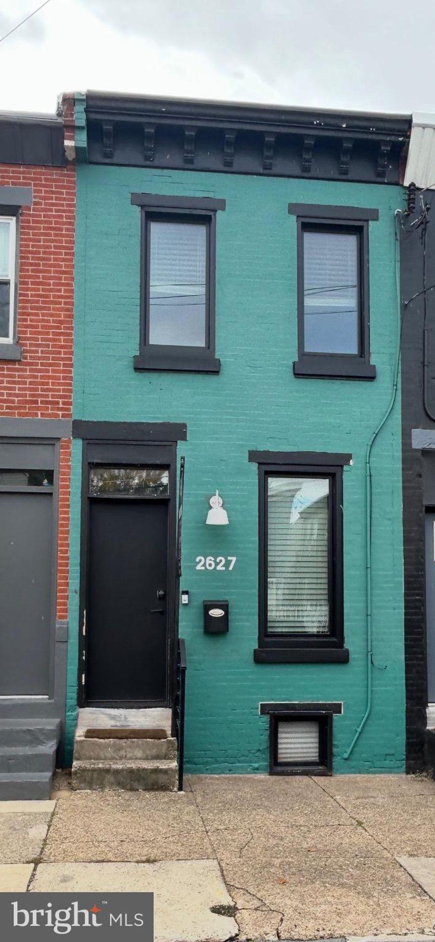 Discover this quaint and charming townhouse tucked into the popular East Kensington neighborhood. 2627 Coral has been meticulously kept with its custom made counter height bar, exposed brick and loft style upstairs bedroom.  Its location and low maintenance design make it an amazing opportunity for a very unique rental property.  This property won't last, schedule a showing today!