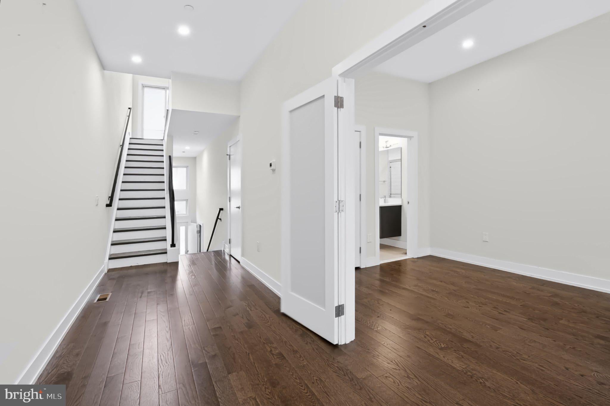 2527 GRADUATE SQUARE