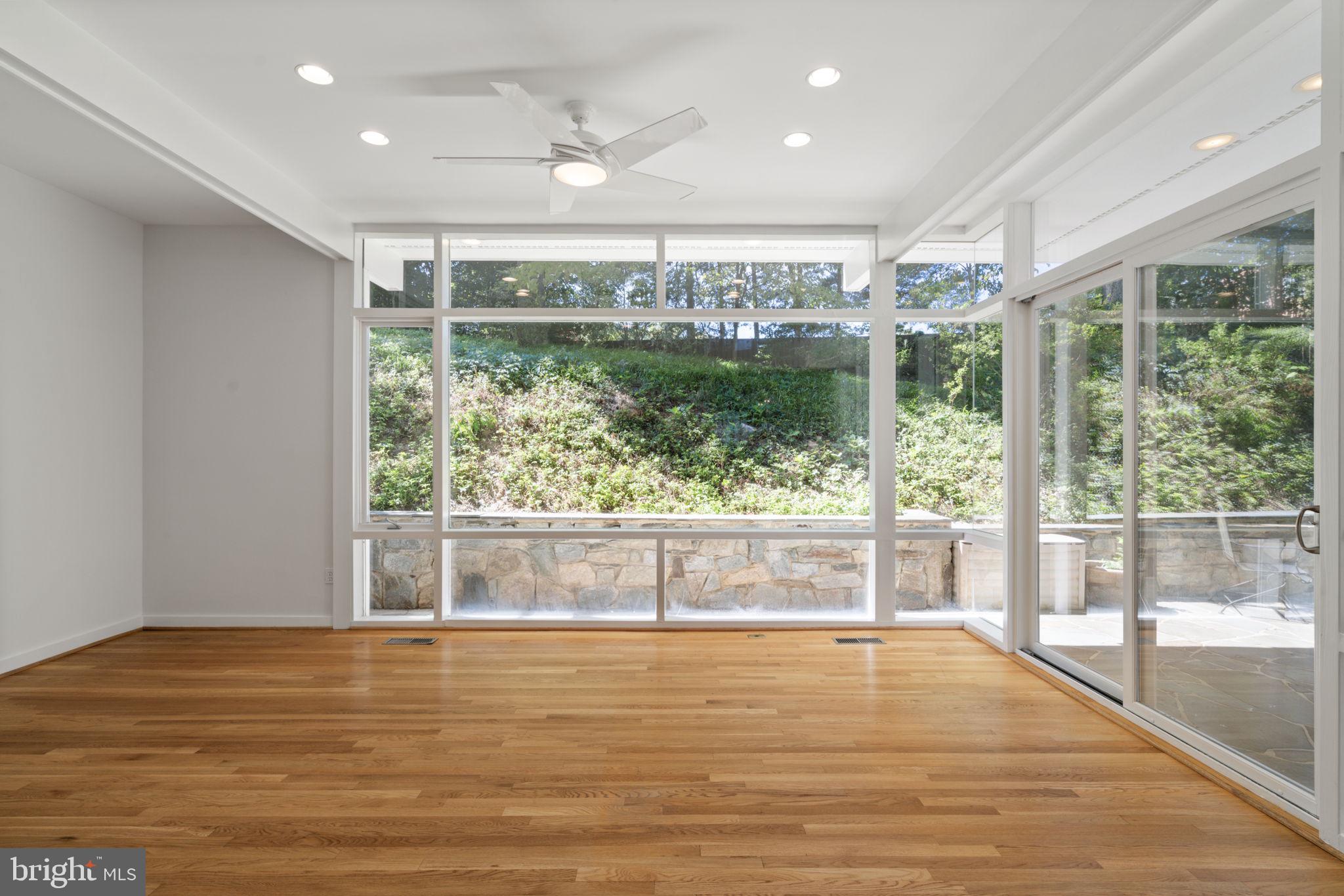 LORCOM GROVE - Residential