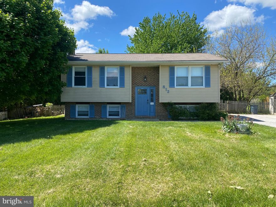 Charming 4 Bedroom 2 Bath Split Foyer home on a Large lot ,with a deck overlooking  a spacious fenced -in backyard perfect for entertaining or relaxing evenings.
This home features a sun lit open floor plan with a recently updated kitchen.

Home being sold "As is."