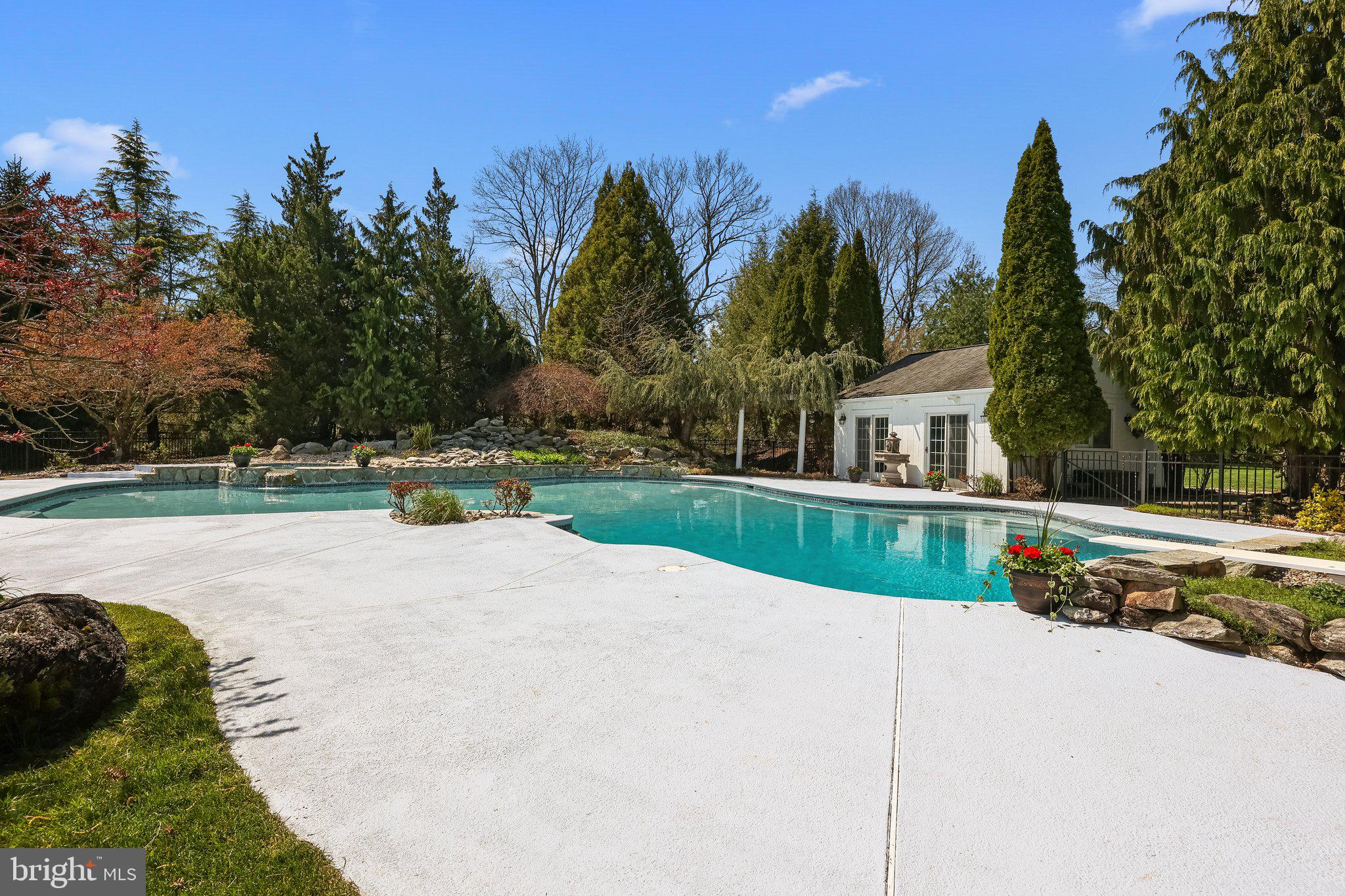 TWO POND ESTATES - Residential