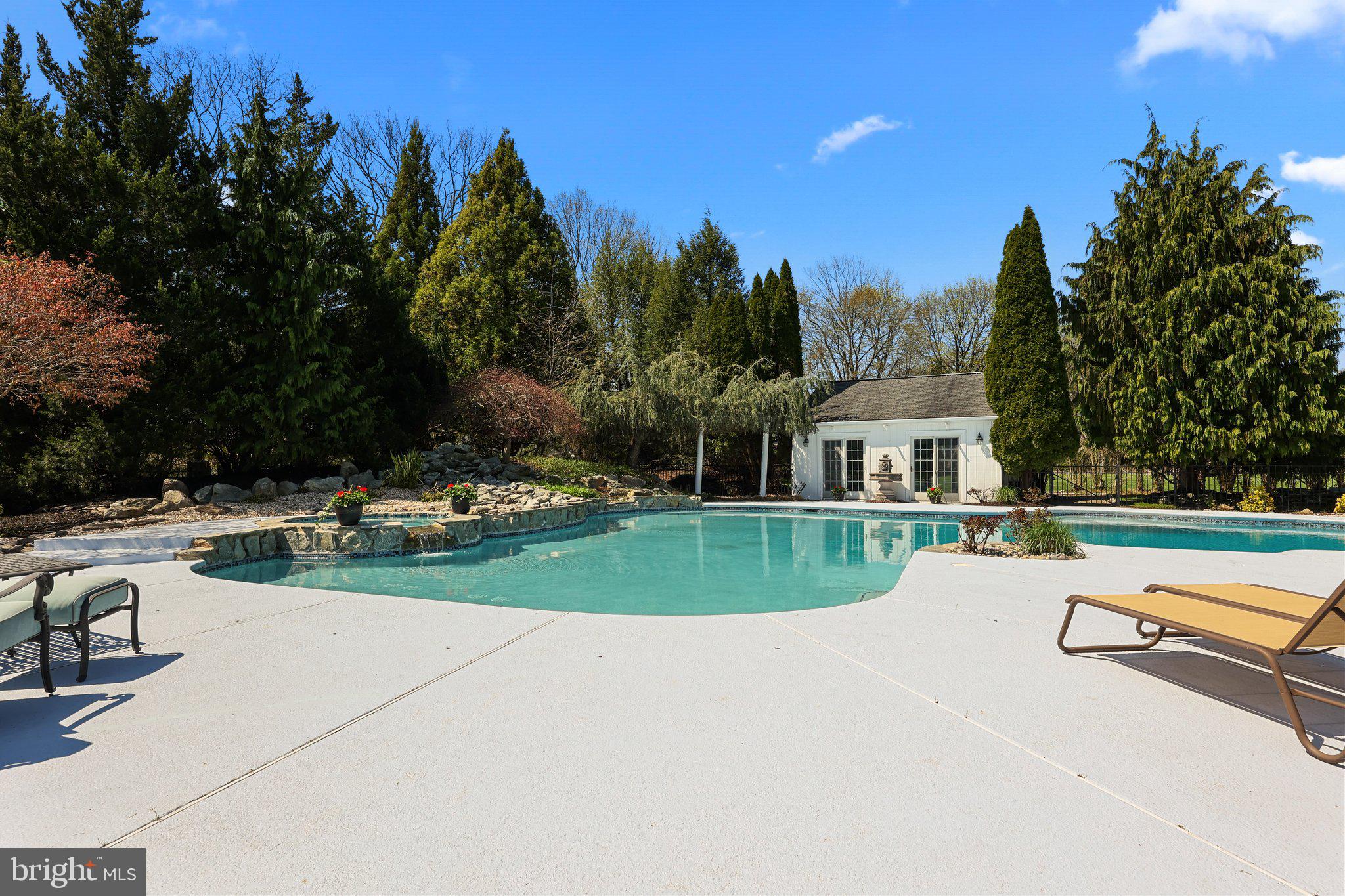 TWO POND ESTATES - Residential