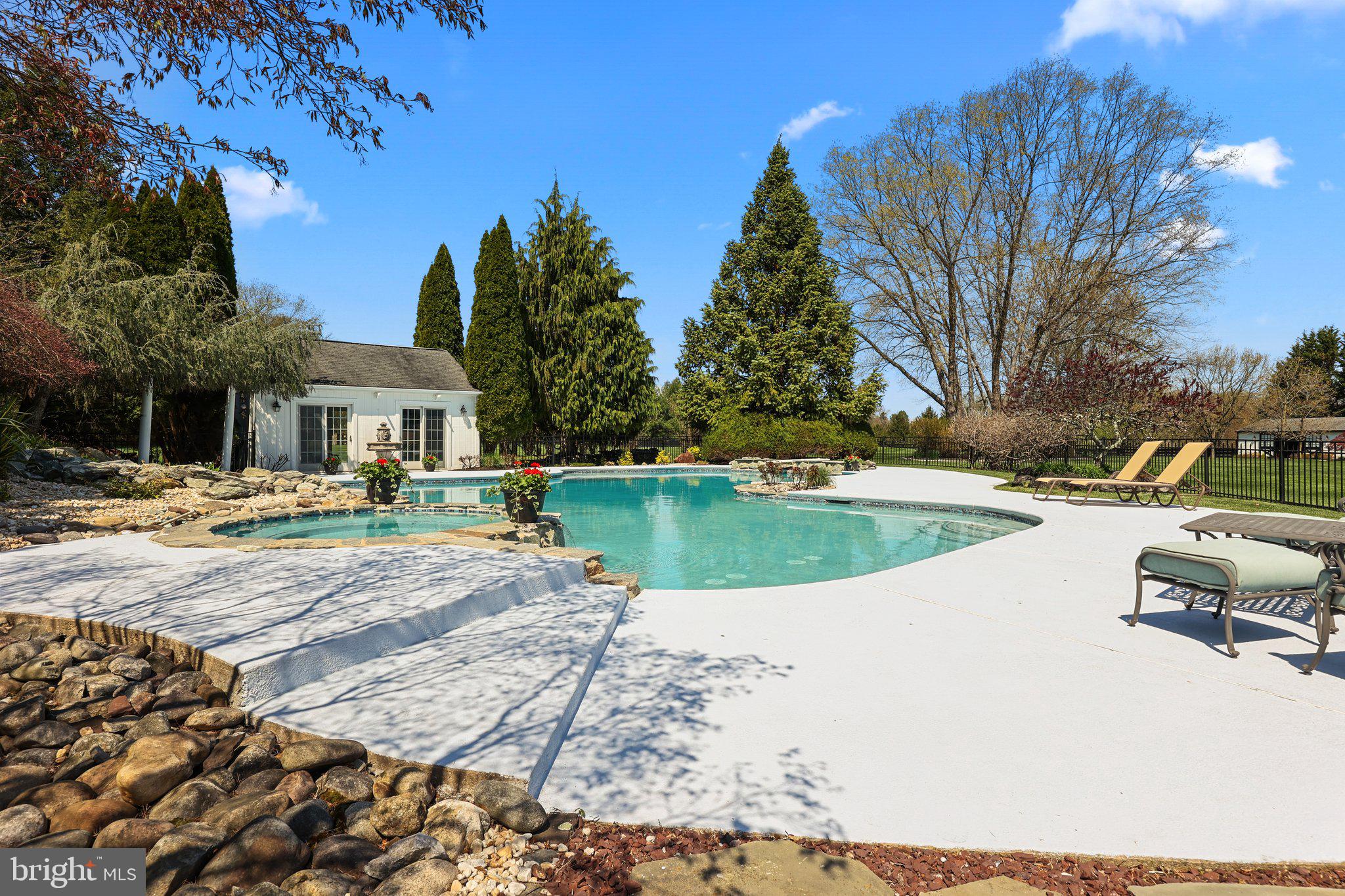 TWO POND ESTATES - Residential