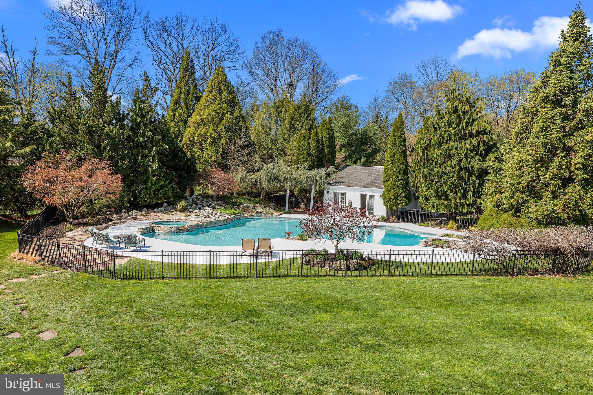 TWO POND ESTATES - Residential