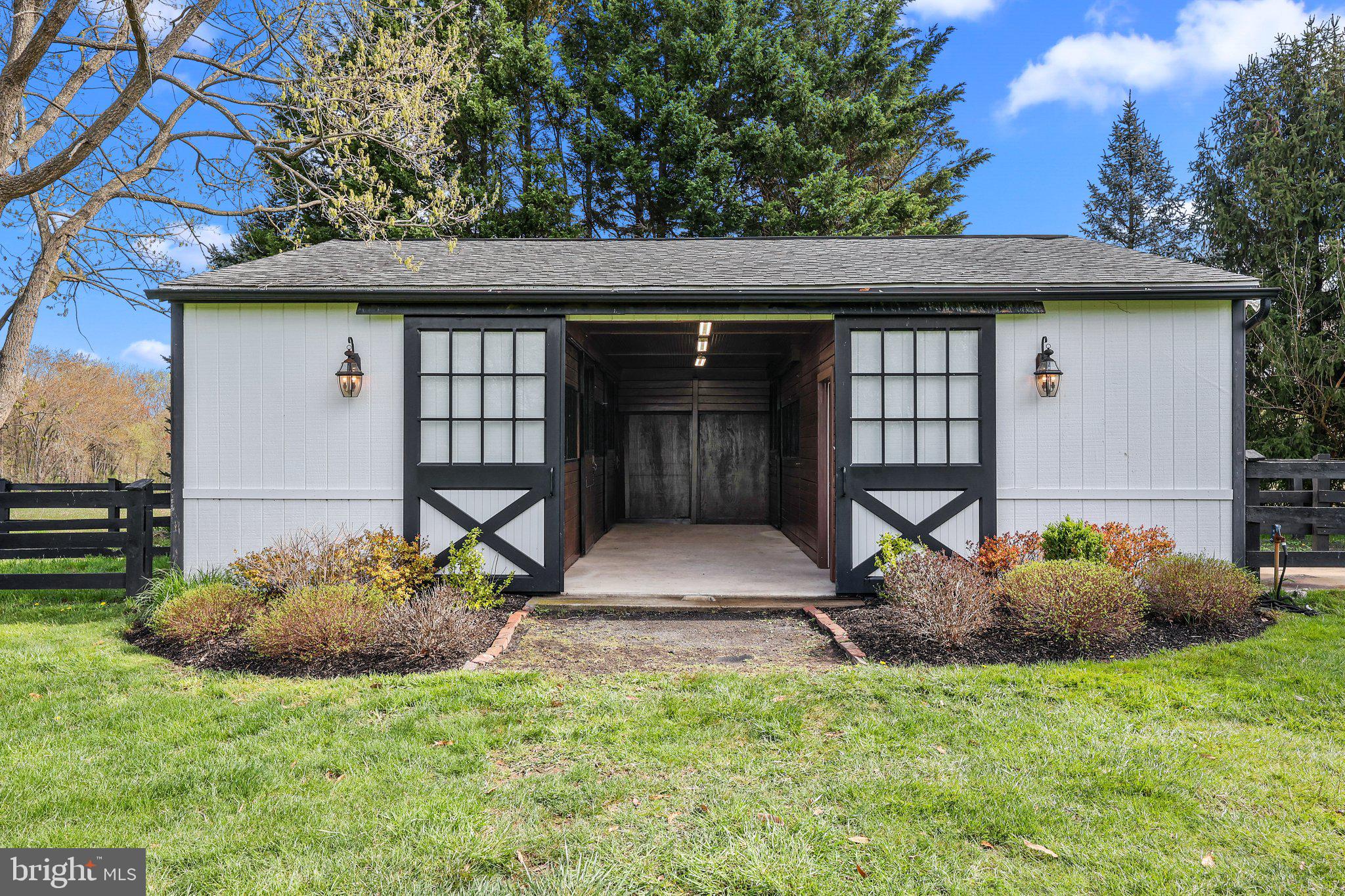 TWO POND ESTATES - Residential