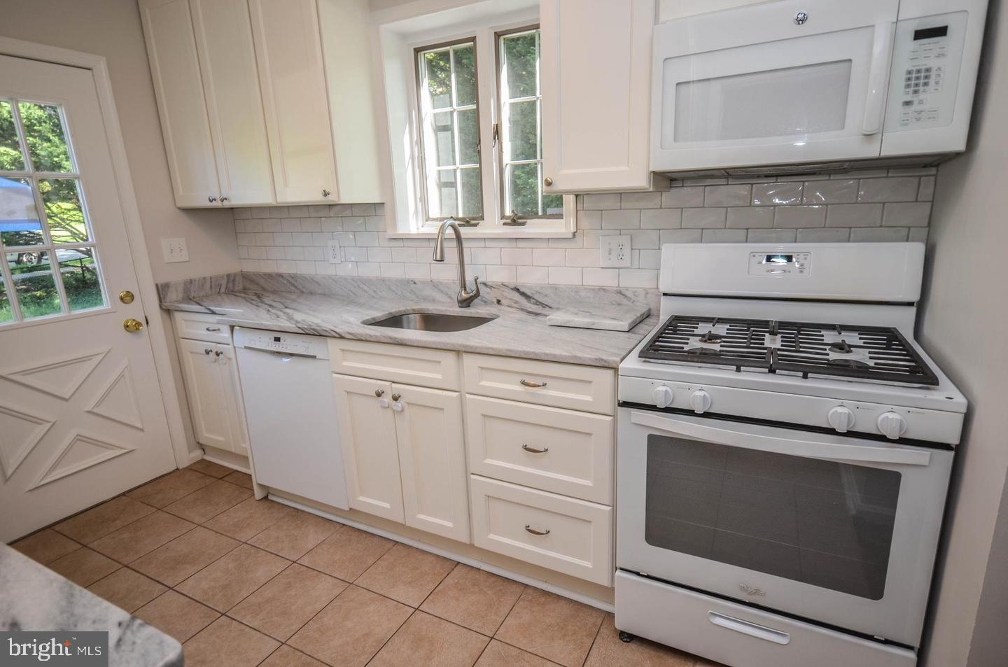 STEPHEN KNOLLS - Residential Lease