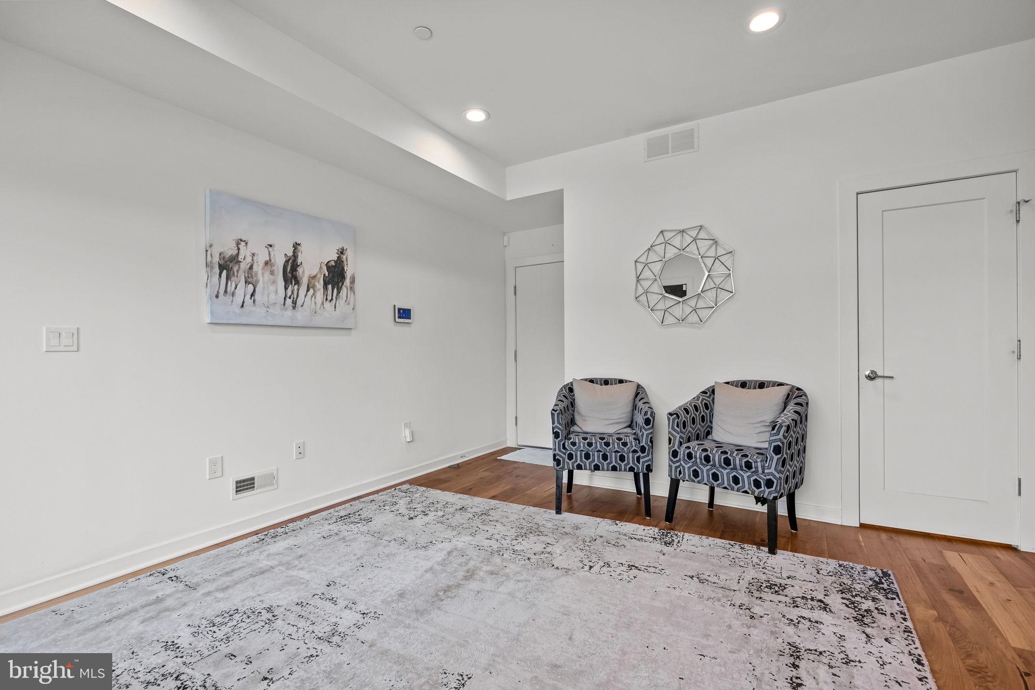 EAST FALLS - Residential