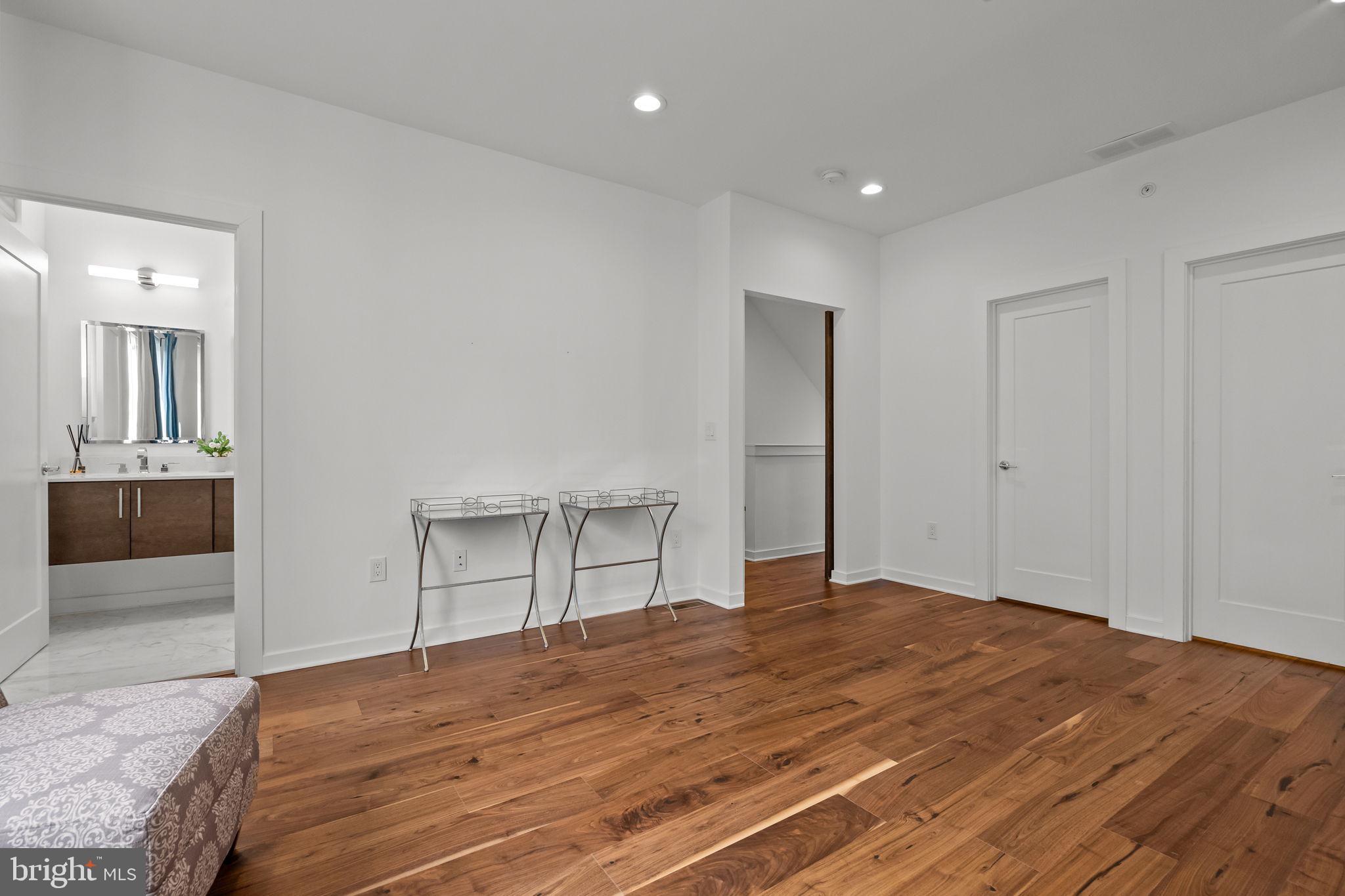 EAST FALLS - Residential