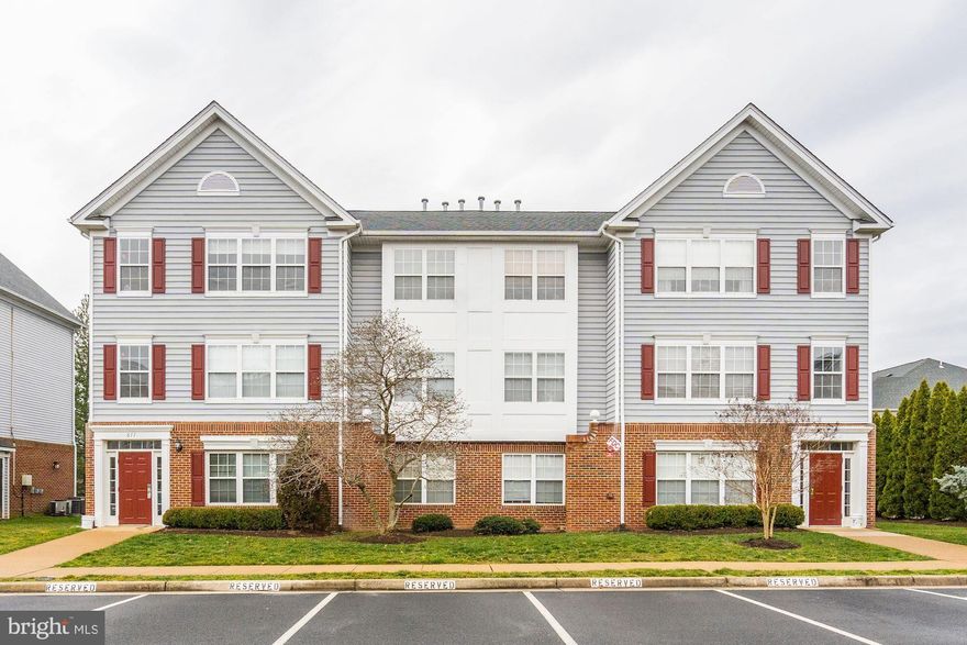 Top Floor Penthouse Unit - 2 Bedrooms 2 Baths. The unit has new appliances, new carpet, and fresh paint. 1 Assigned parking spot + plenty of visitor parking. Sought after Leesburg Gateway community has a pool, tennis court, and gym. Available November 1 ,2024!