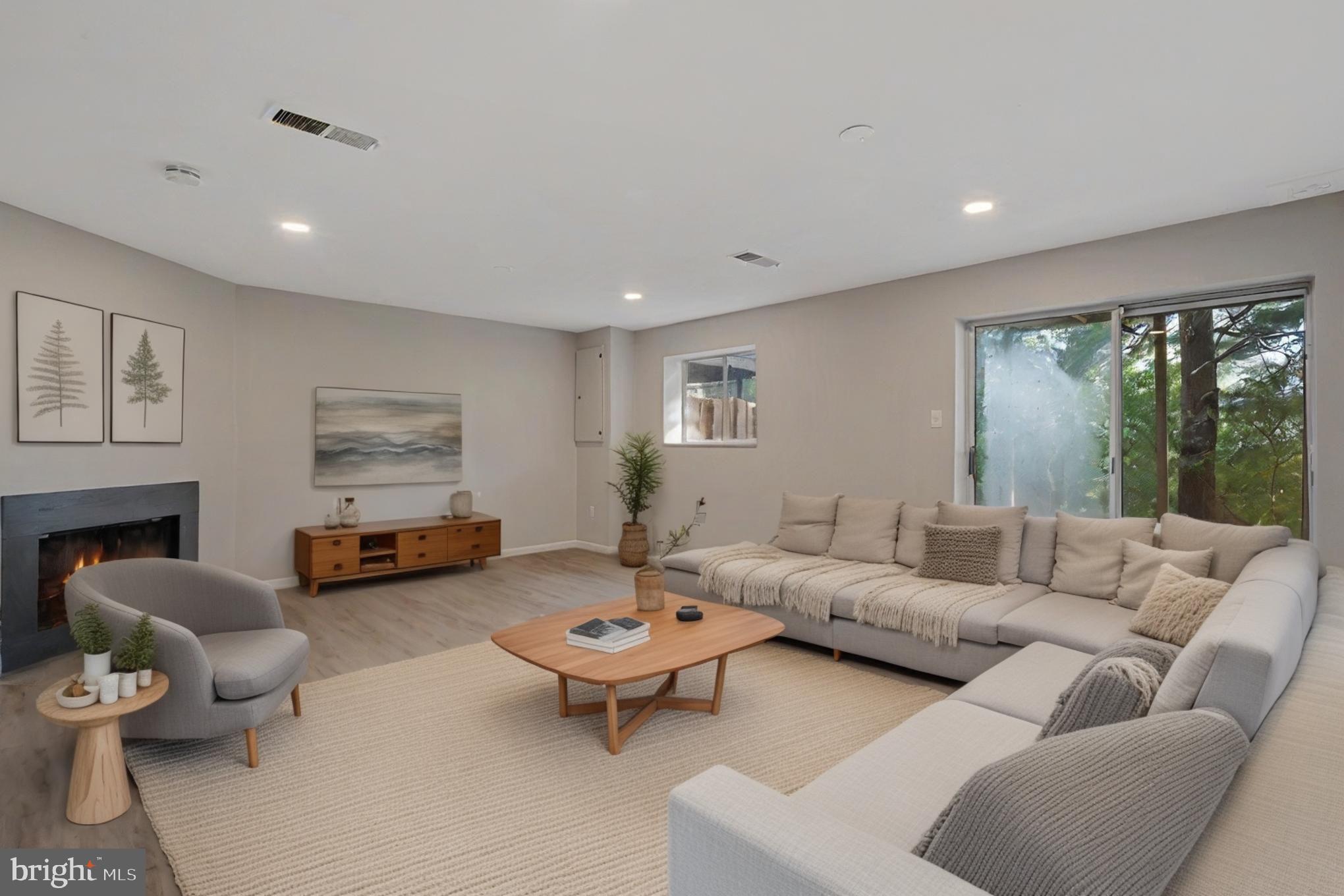 WOODLAND HILLS - Residential