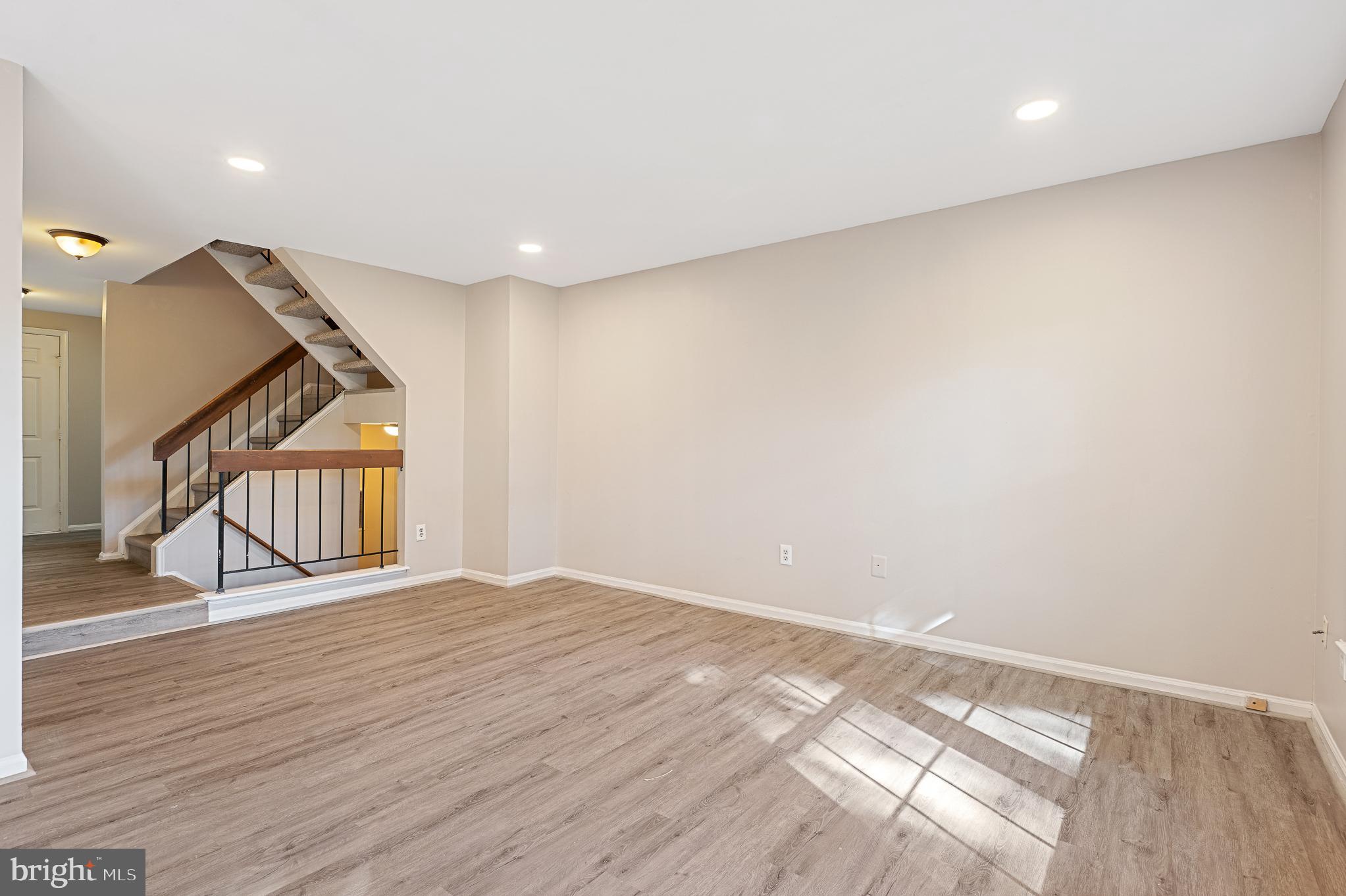 WOODLAND HILLS - Residential