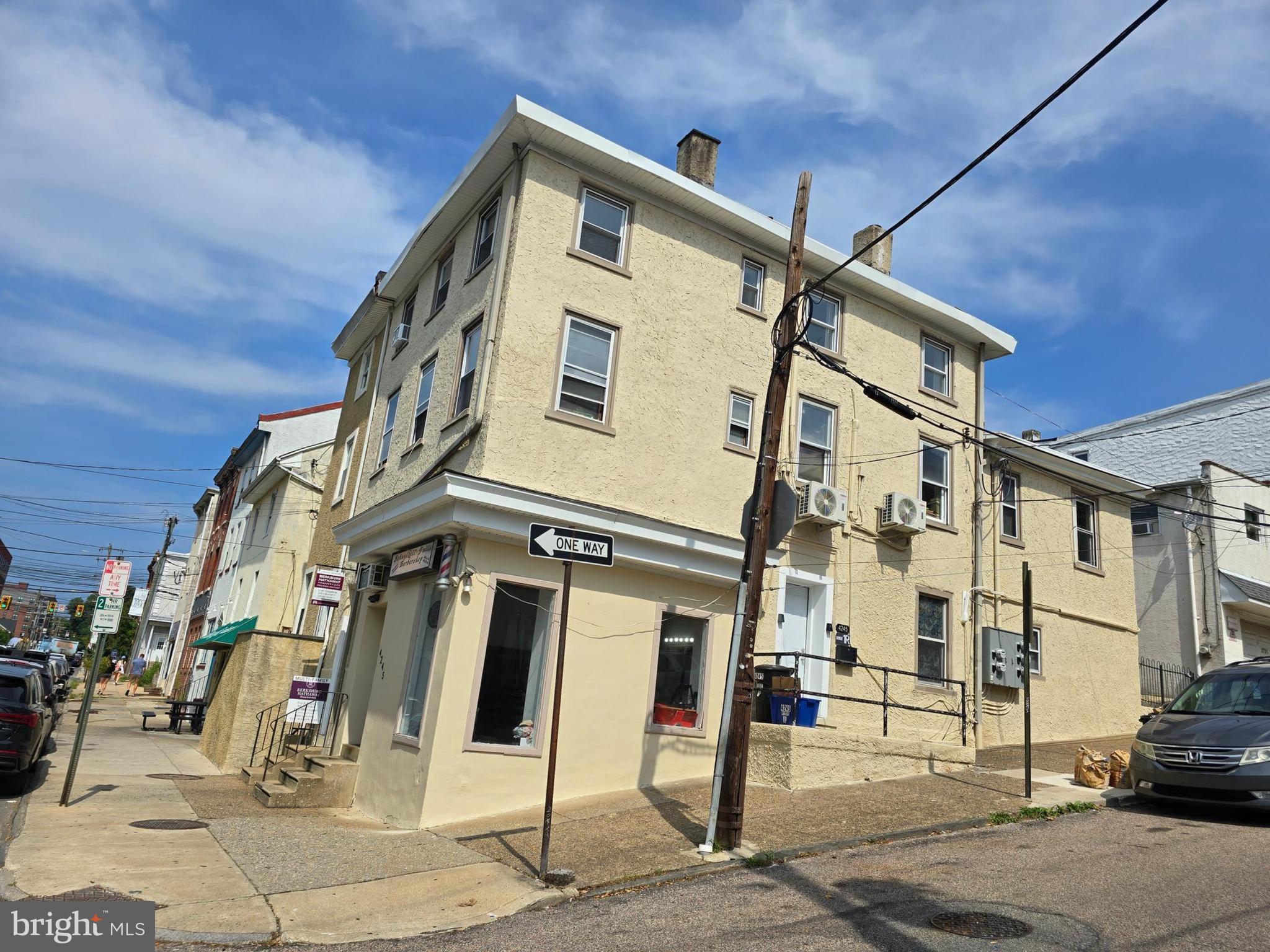 EAST FALLS - Residential Lease