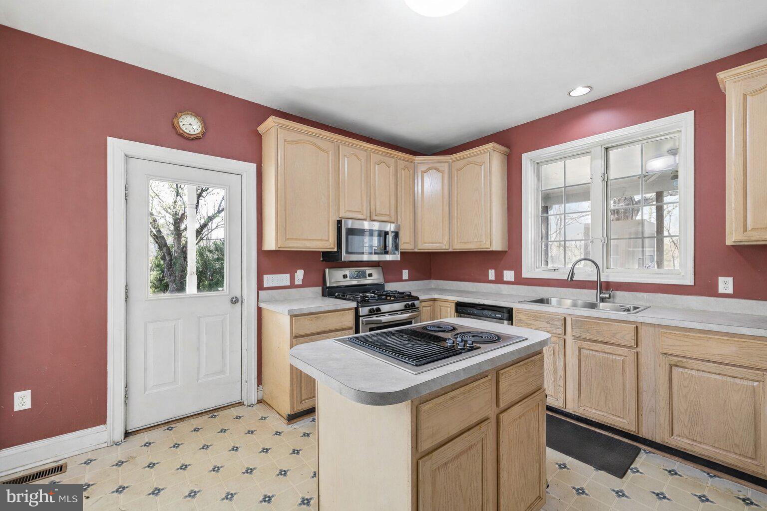 NEAR CLIFTON - Residential