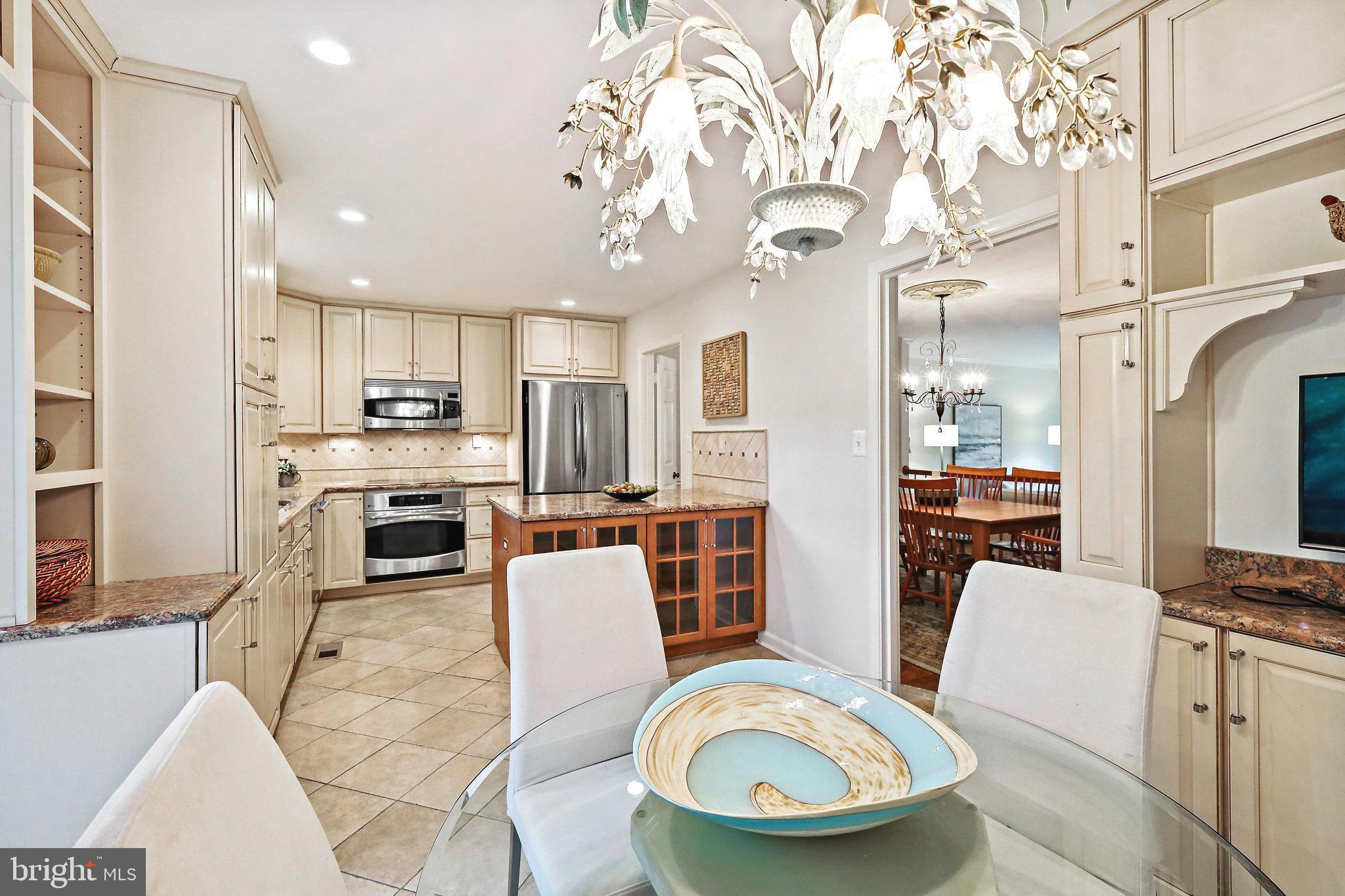 WILLIAMSBURG POND - Residential