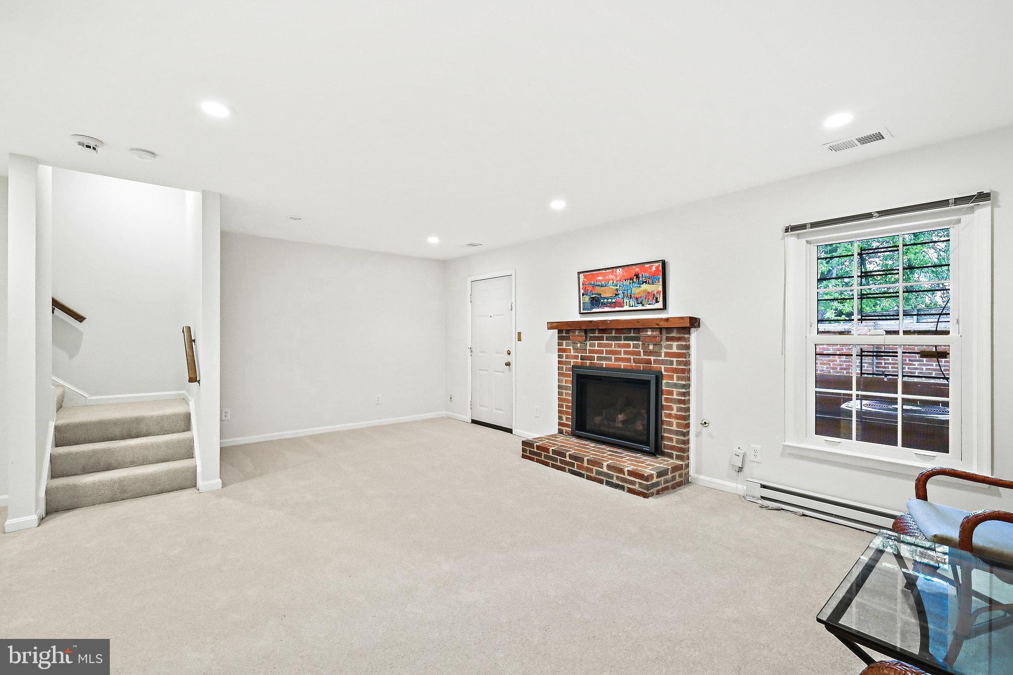 WILLIAMSBURG POND - Residential