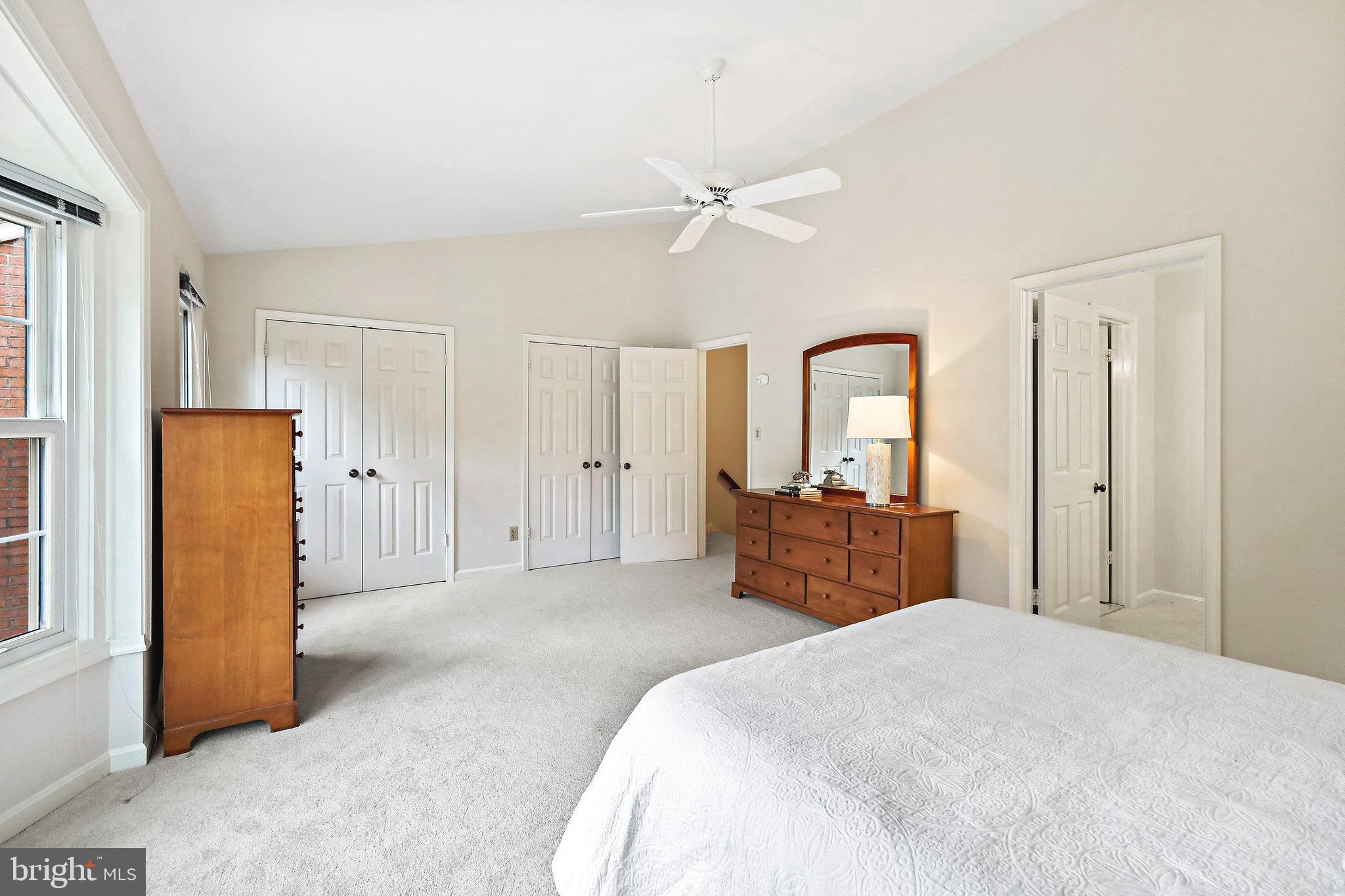 WILLIAMSBURG POND - Residential