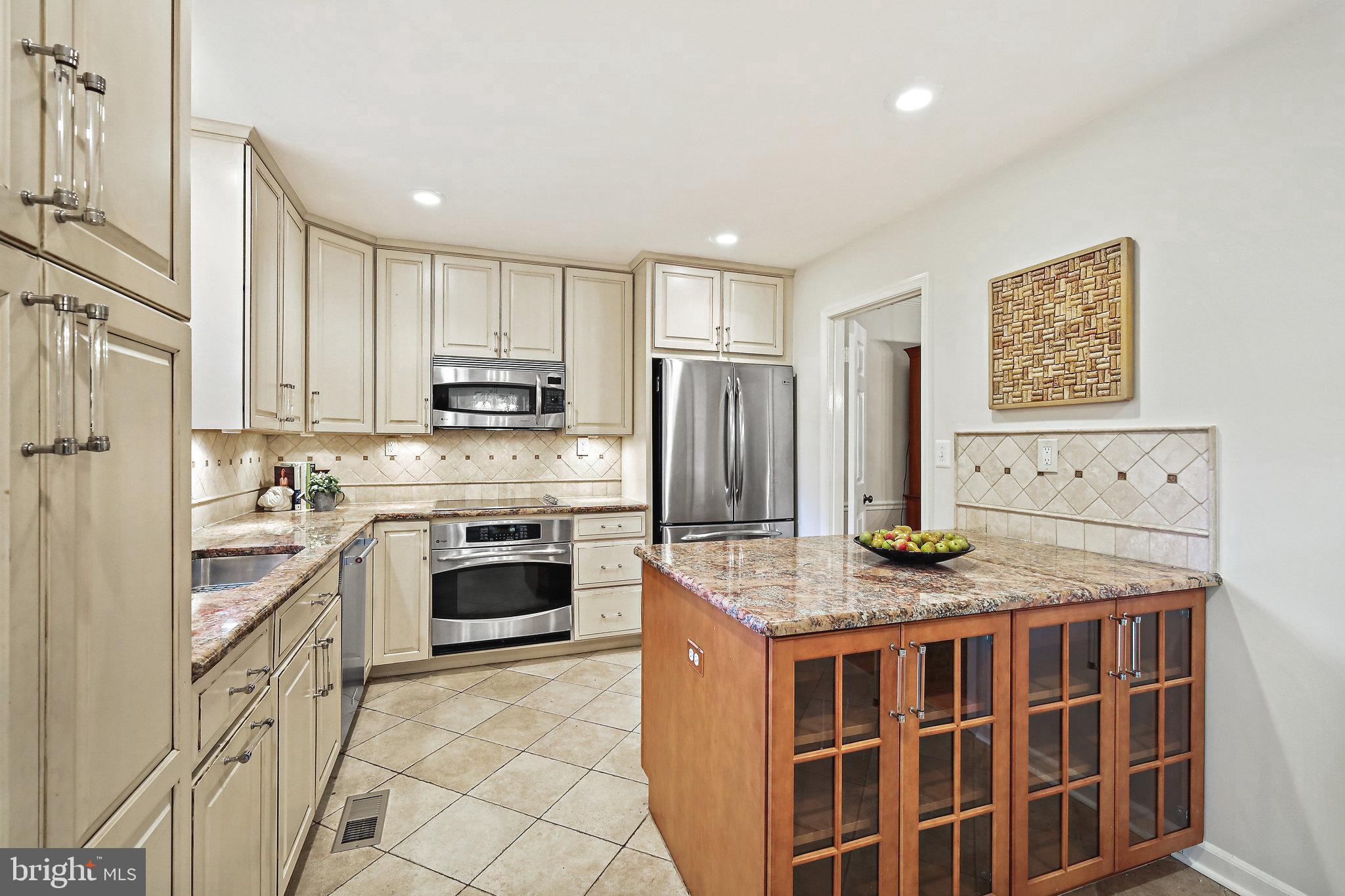 WILLIAMSBURG POND - Residential